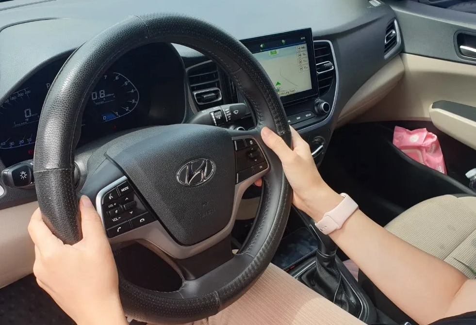 Vô-lăng ô tô nặng bất thường, xử lý thế nào? - Ảnh 1.