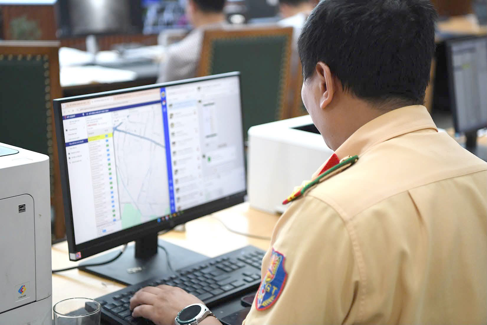 CSGT xuyên đêm rà soát xe kinh doanh vận tải, xác minh hơn 4.000 tài xế vi phạm - Ảnh 1.