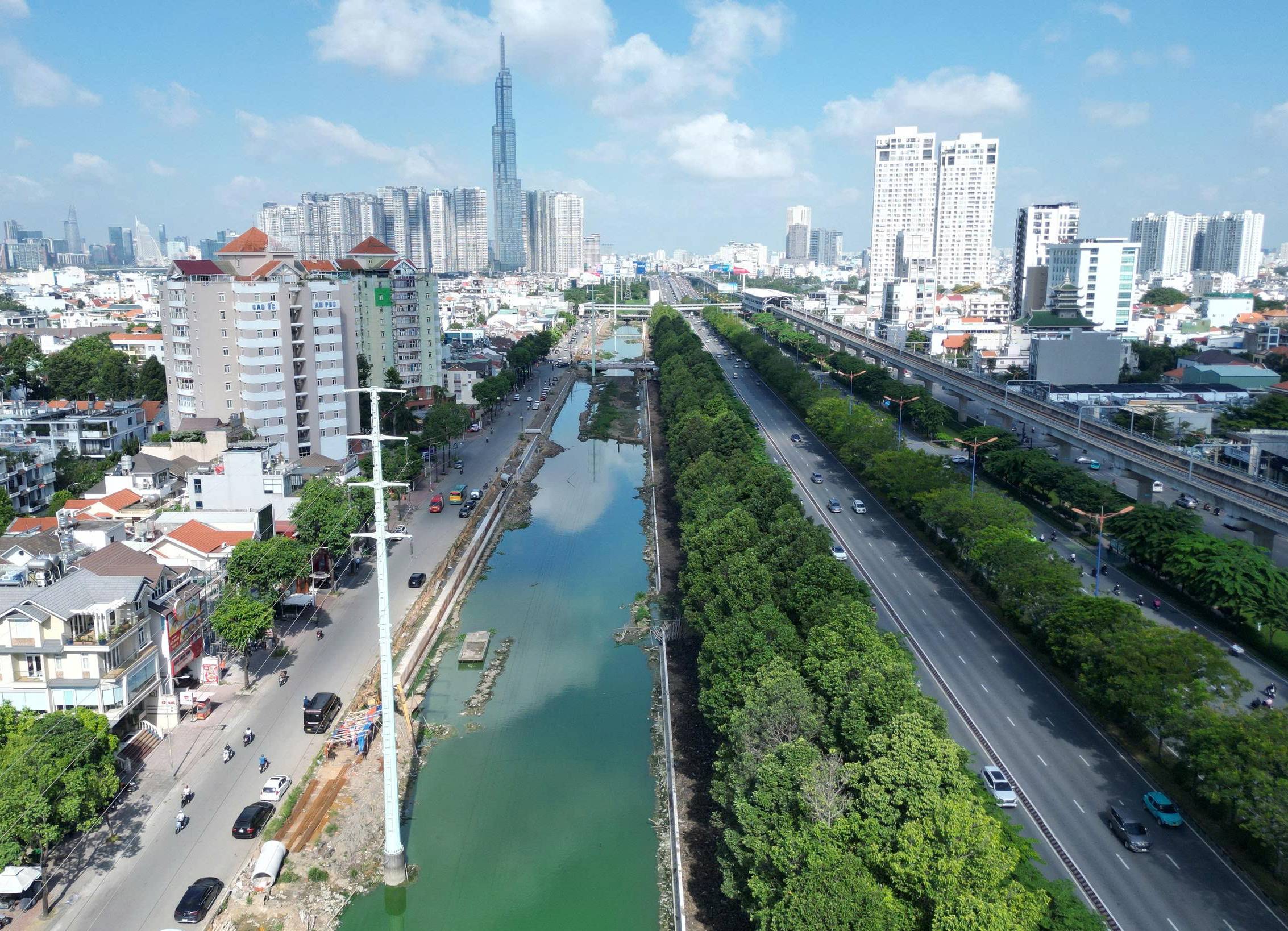 Cận cảnh rạch Đá Đỏ nối sông Sài Gòn đang đổi diện mạo sau nhiều năm ô nhiễm - Ảnh 1.