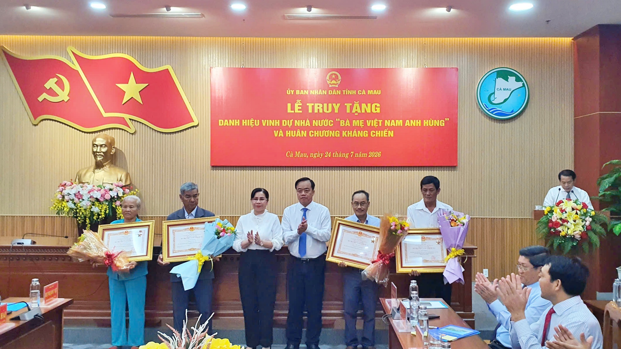 C&agrave; Mau: Truy tặng danh hiệu "B&agrave; mẹ Việt Nam anh h&ugrave;ng" Hu&acirc;n chương Kh&aacute;ng chiến cho liệt sĩ - Ảnh 1.