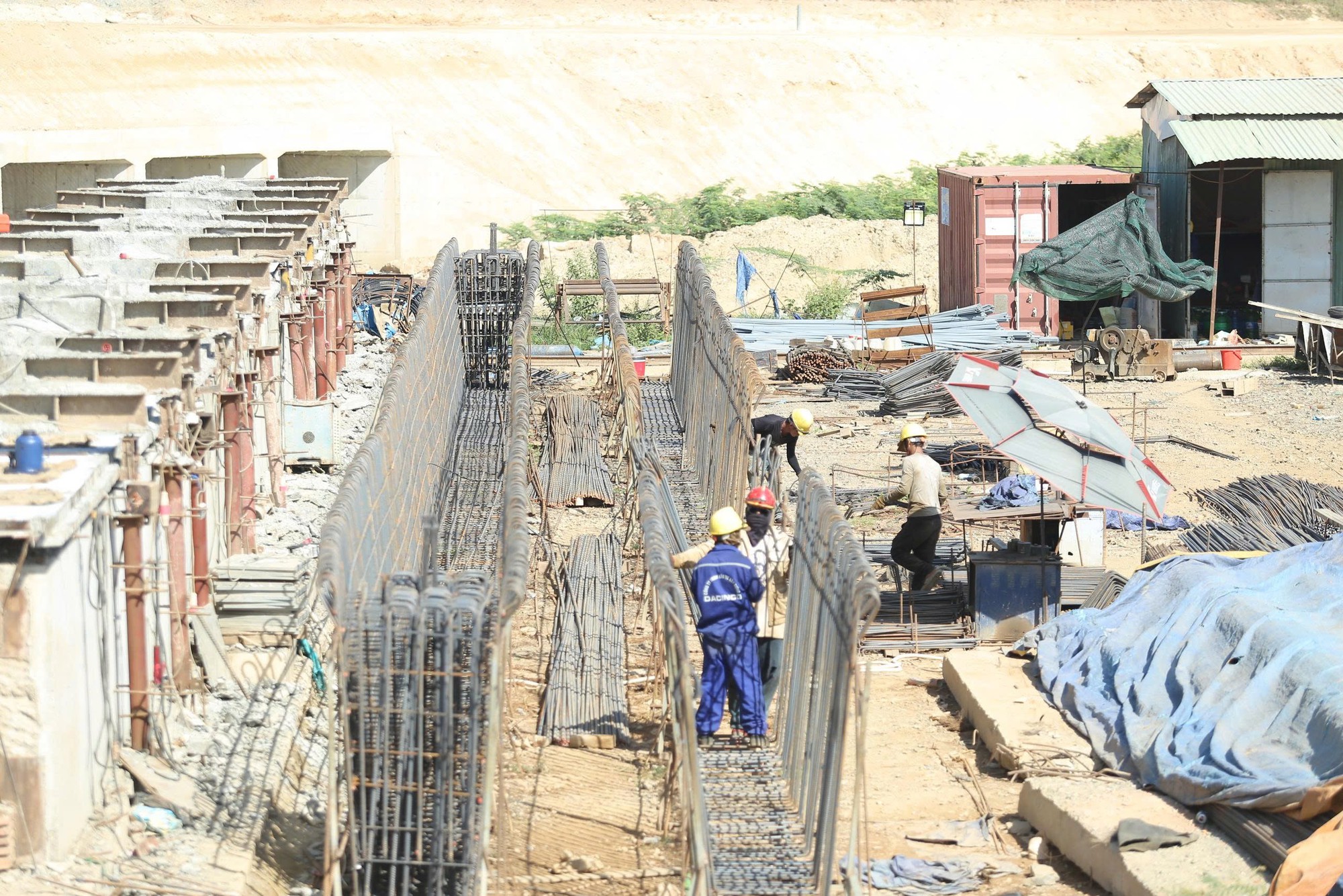 Thi c&ocirc;ng 3 ca, n&uacute;t giao QL14B với cao tốc Đ&agrave; Nẵng - Quảng Ng&atilde;i đ&atilde; đạt nửa chặng đường - Ảnh 2.
