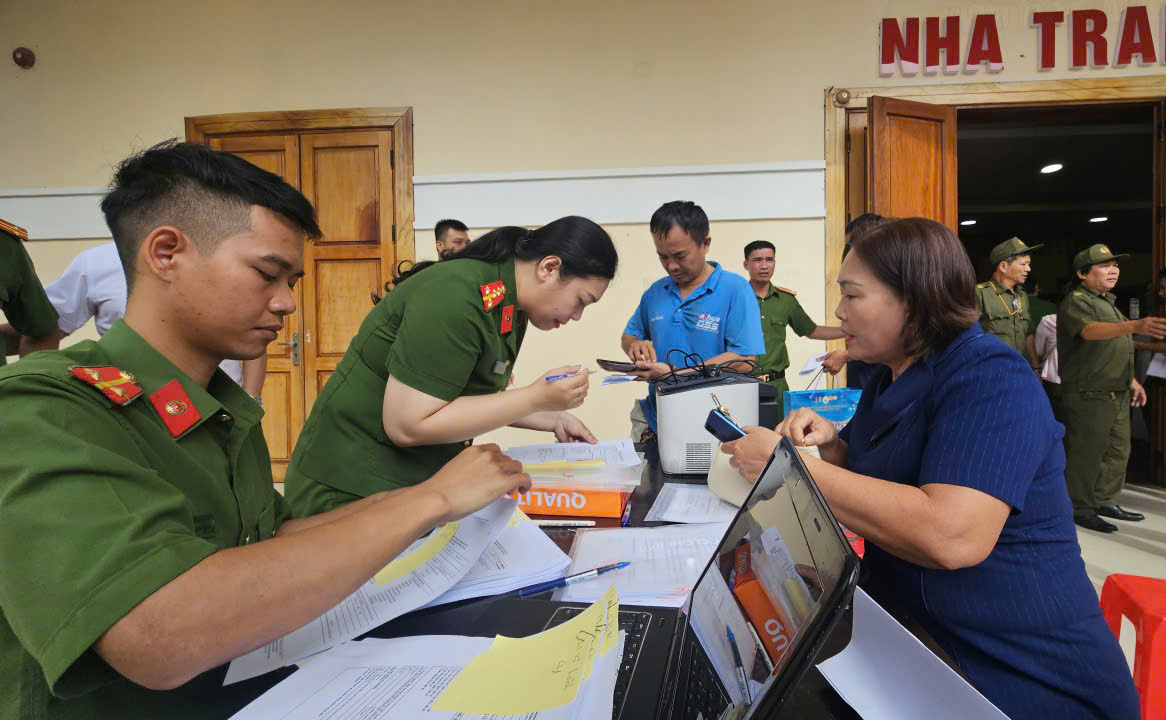 C&ocirc;ng an Kh&aacute;nh H&ograve;a triển khai cao điểm thu nhận mẫu ADN th&acirc;n nh&acirc;n liệt sĩ - Ảnh 5.