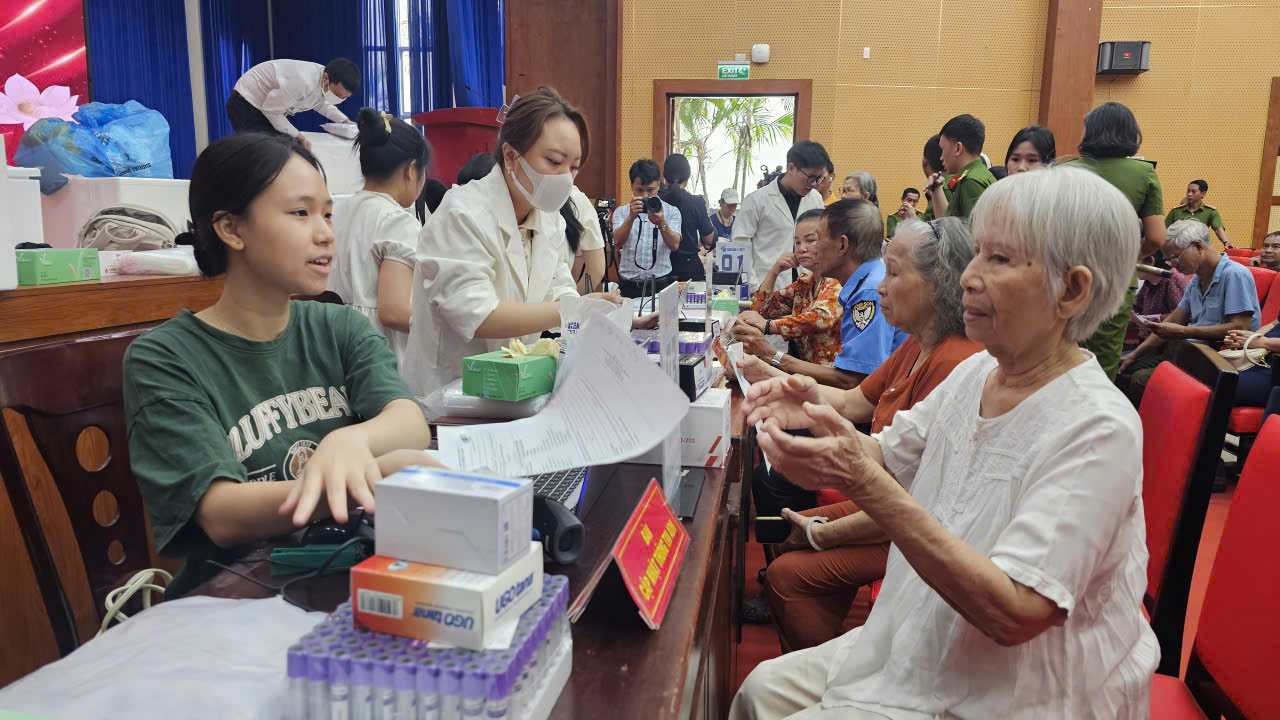 C&ocirc;ng an Kh&aacute;nh H&ograve;a triển khai cao điểm thu nhận mẫu ADN th&acirc;n nh&acirc;n liệt sĩ - Ảnh 6.