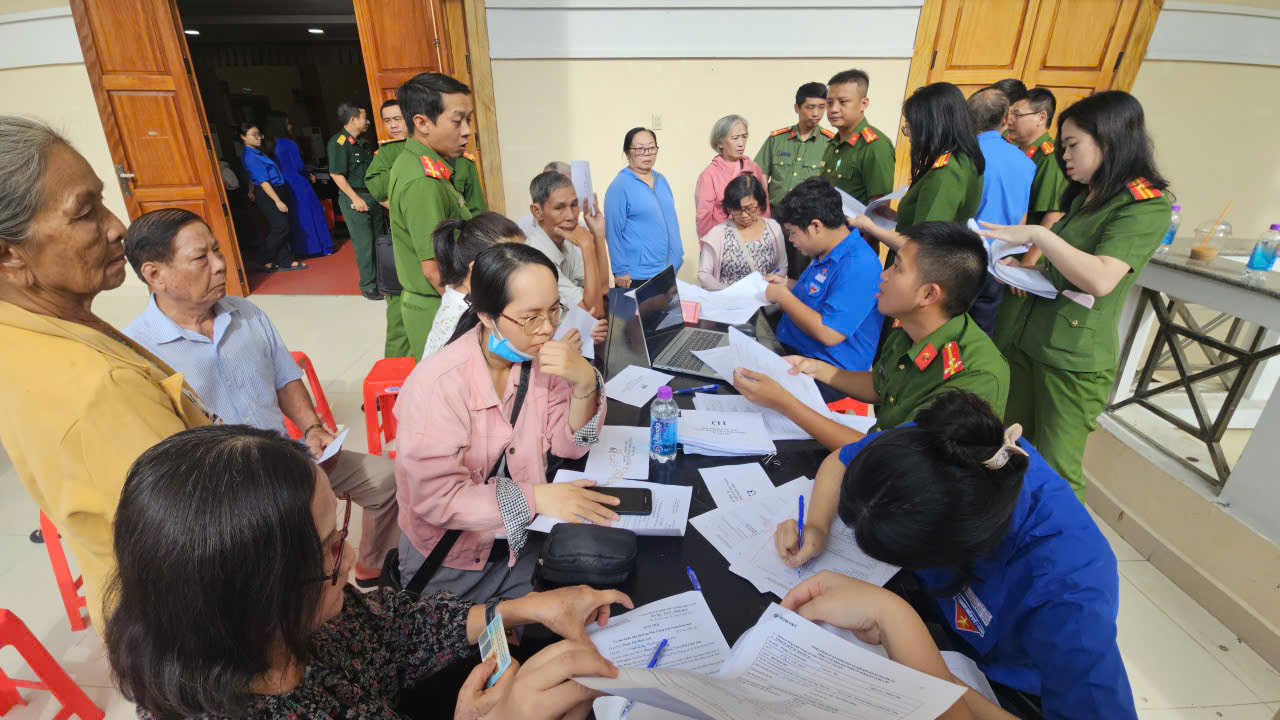 C&ocirc;ng an Kh&aacute;nh H&ograve;a triển khai cao điểm thu nhận mẫu ADN th&acirc;n nh&acirc;n liệt sĩ - Ảnh 4.