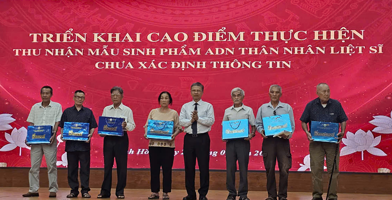 C&ocirc;ng an Kh&aacute;nh H&ograve;a triển khai cao điểm thu nhận mẫu ADN th&acirc;n nh&acirc;n liệt sĩ - Ảnh 2.