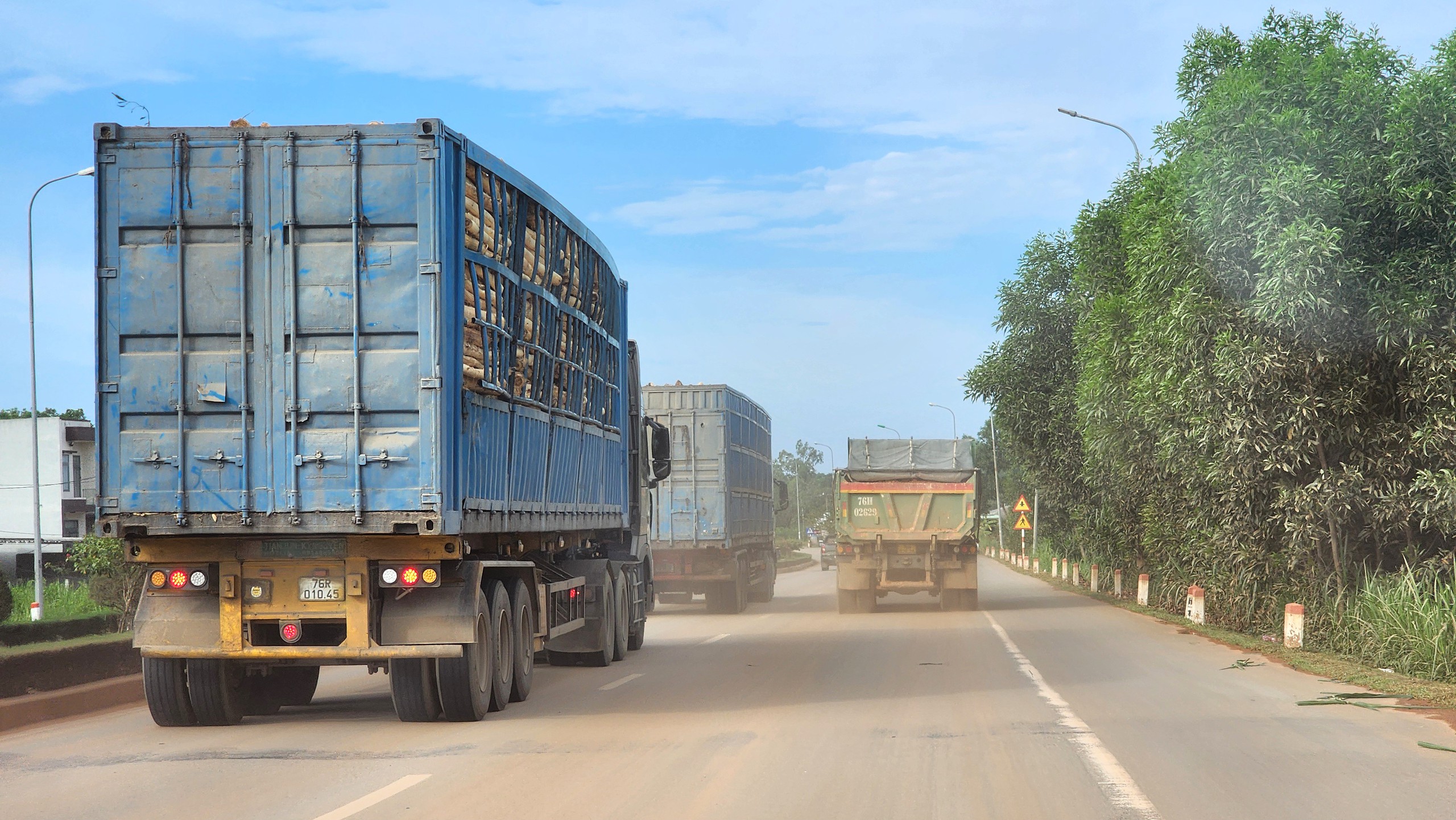 Quảng Ng&atilde;i: QL24C b&ugrave;n đất nhếch nh&aacute;c, &ocirc; nhiễm m&ocirc;i trường - Ảnh 4.