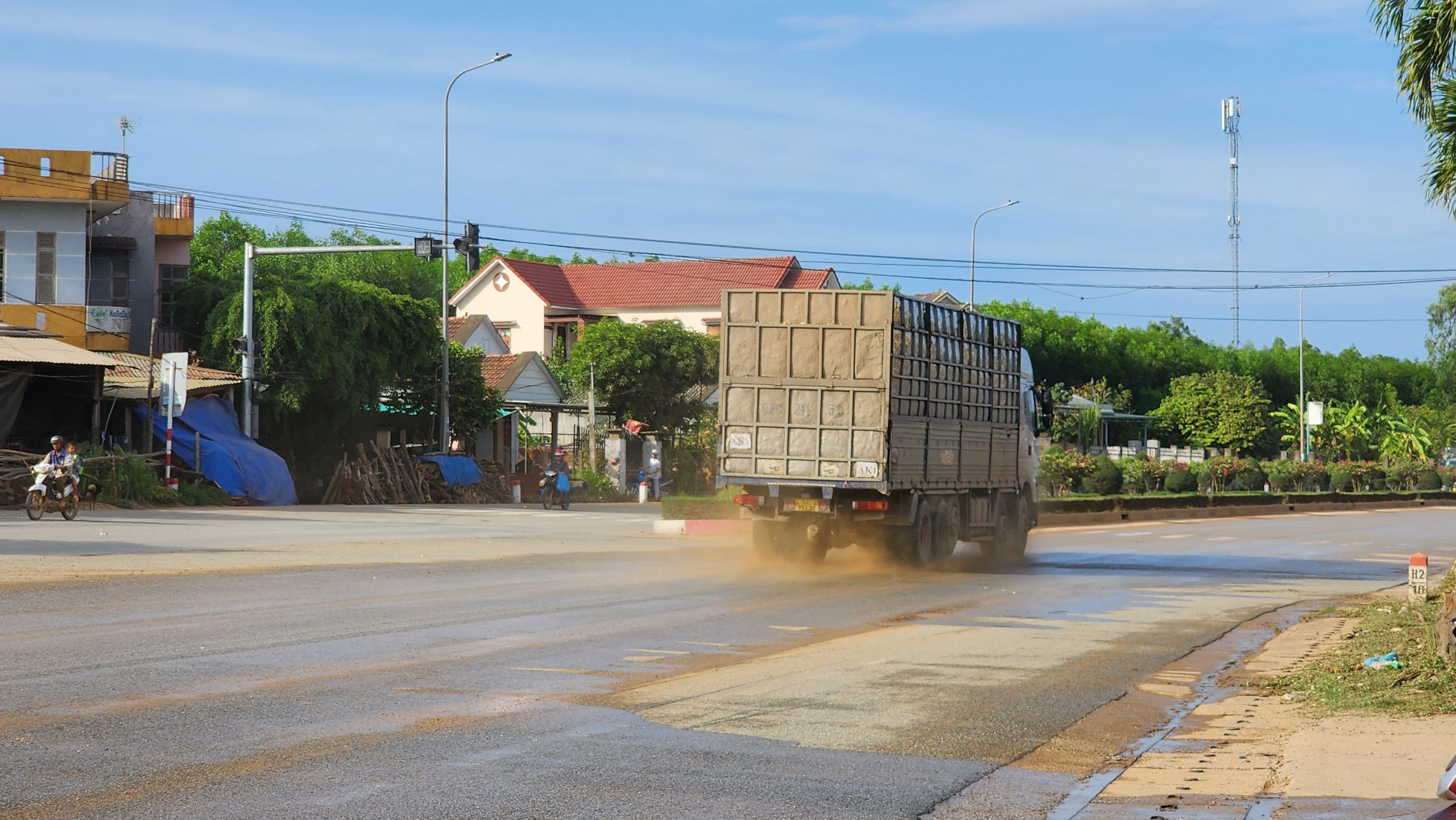 Quảng Ng&atilde;i: QL24C b&ugrave;n đất nhếch nh&aacute;c, &ocirc; nhiễm m&ocirc;i trường - Ảnh 5.
