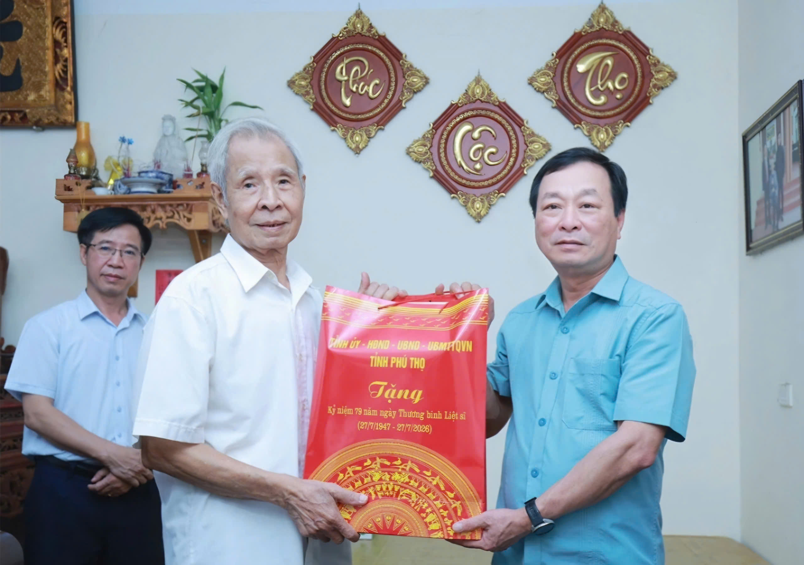 Phú Thọ triển khai nhiều hoạt động tri ân người có công dịp 27/7 - Ảnh 2.