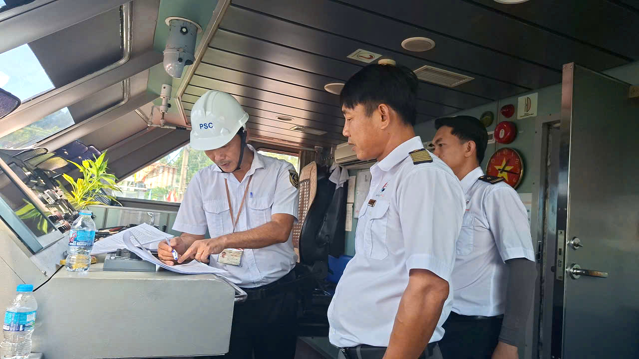 Tăng cường bảm bảo an to&agrave;n tr&ecirc;n tuyến vận tải Sa Kỳ - L&yacute; Sơn - Ảnh 1.
