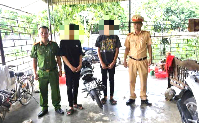 Thanh ni&ecirc;n chưa đủ tuổi điều khiển xe m&aacute;y bốc đầu: Tịch thu phương tiện, phạt bố mẹ - Ảnh 2.