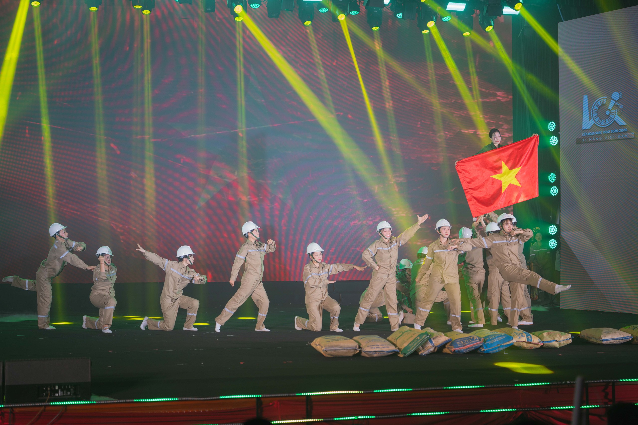 VICEM t&ocirc;n vinh gi&aacute; trị văn h&oacute;a doanh nghiệp qua Li&ecirc;n hoan nghệ thuật Xi măng 2026 - Ảnh 33.