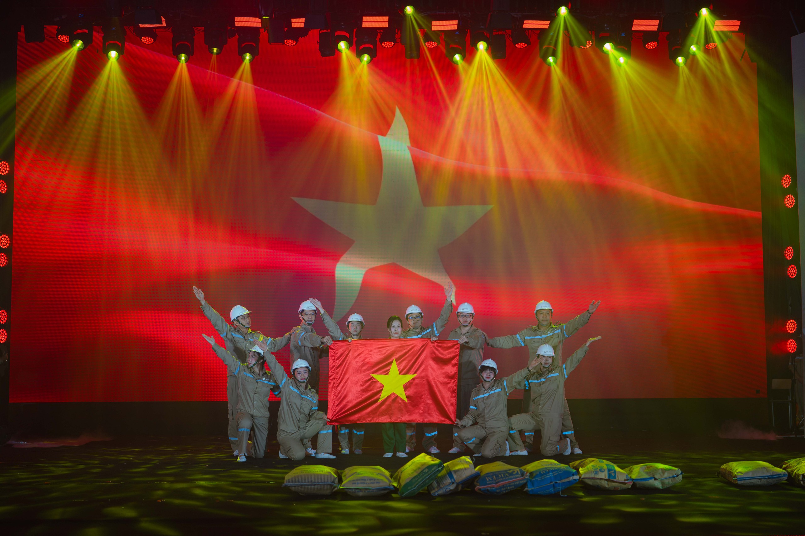 VICEM t&ocirc;n vinh gi&aacute; trị văn h&oacute;a doanh nghiệp qua Li&ecirc;n hoan nghệ thuật Xi măng 2026 - Ảnh 32.