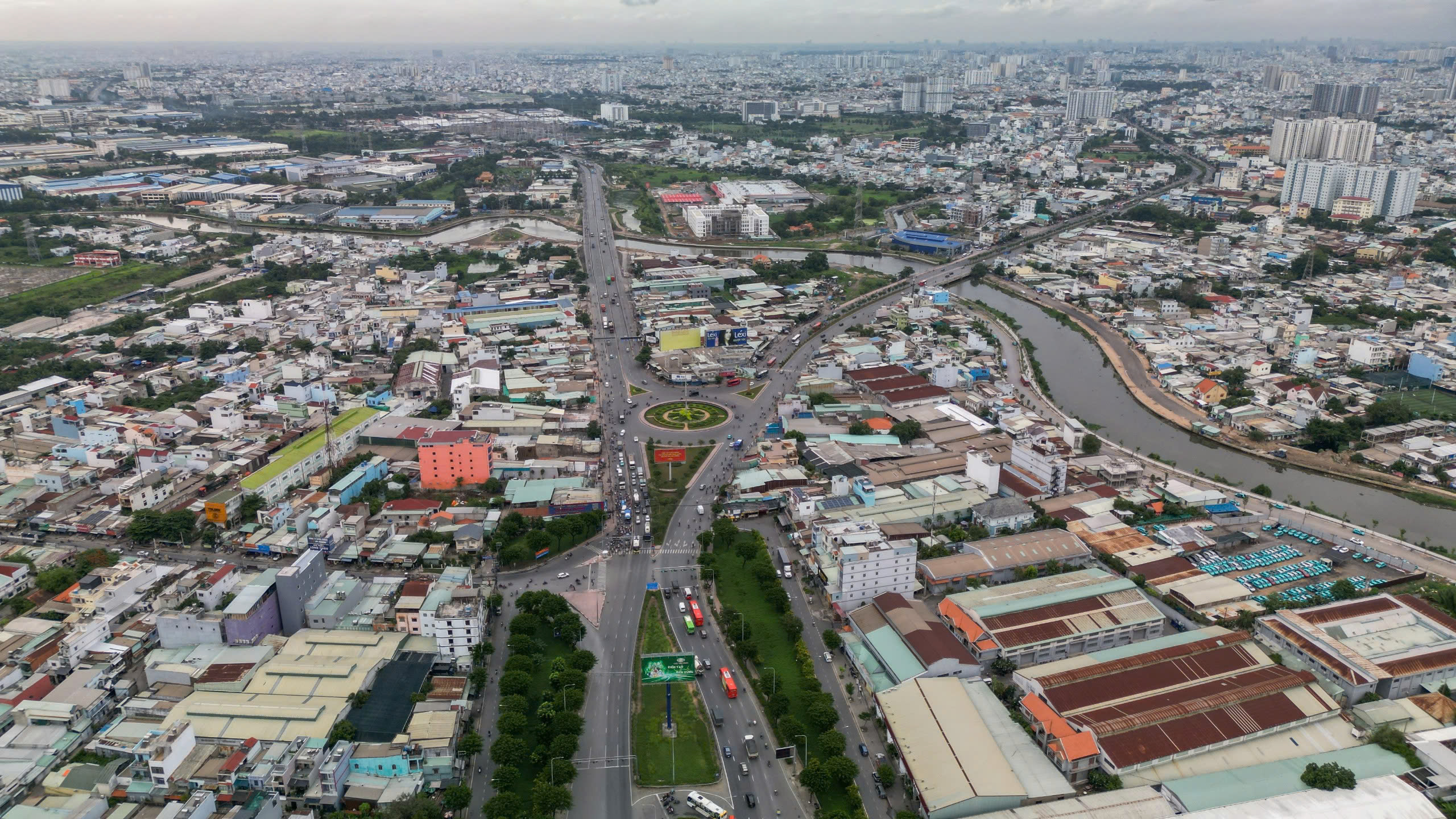 Nhiều hộ dân TP.HCM bàn giao mặt bằng mở rộng cửa ngõ phía Tây - Ảnh 1.