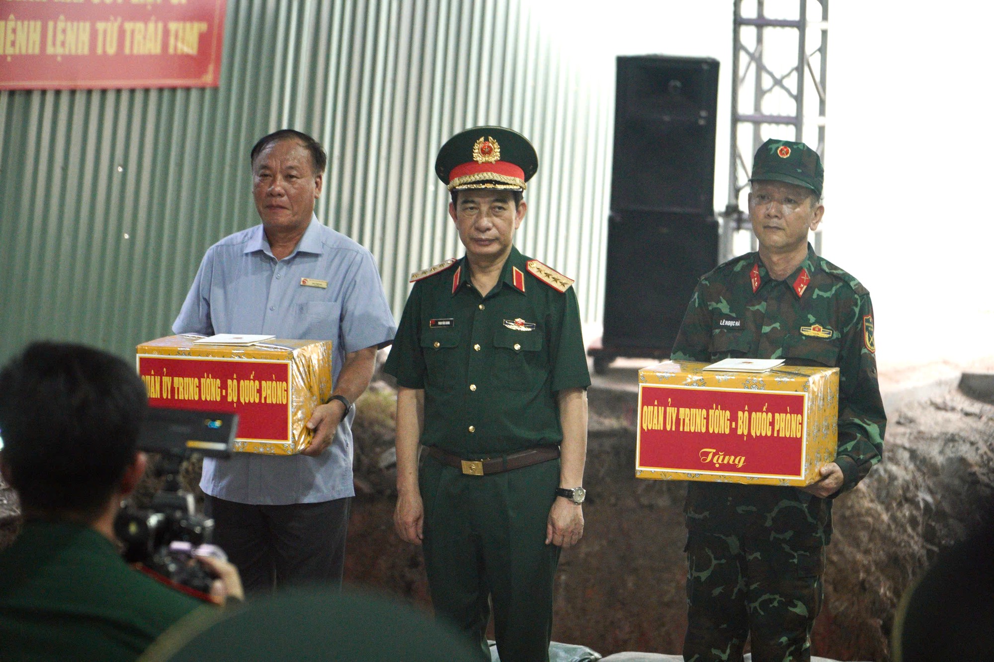 Đại tướng Phan Văn Giang dâng hương, thăm lực lượng tìm kiếm hài cốt liệt sĩ - Ảnh 10.