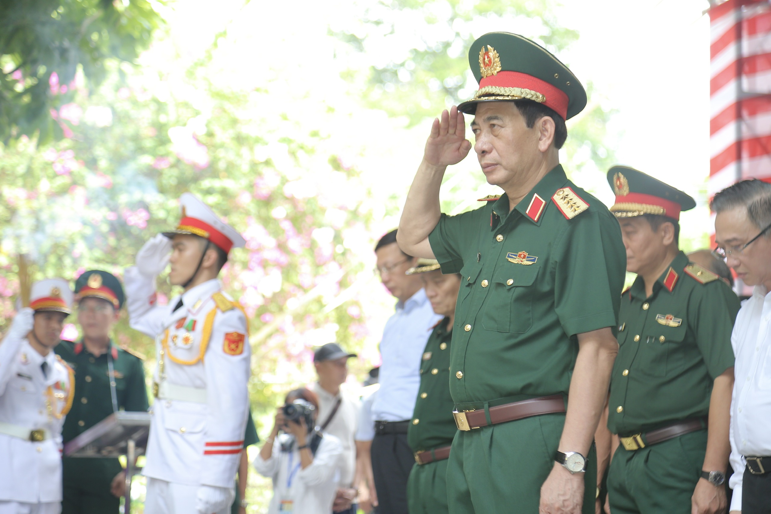 Đại tướng Phan Văn Giang dâng hương, thăm lực lượng tìm kiếm hài cốt liệt sĩ - Ảnh 3.