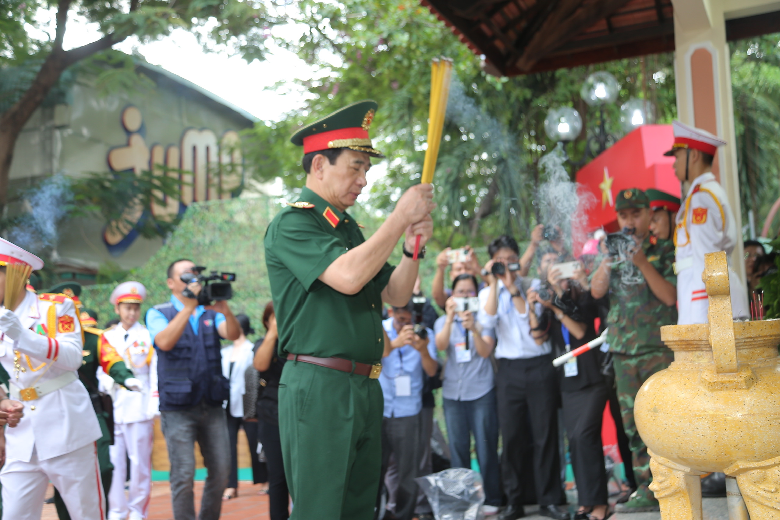 Đại tướng Phan Văn Giang dâng hương, thăm lực lượng tìm kiếm hài cốt liệt sĩ - Ảnh 4.