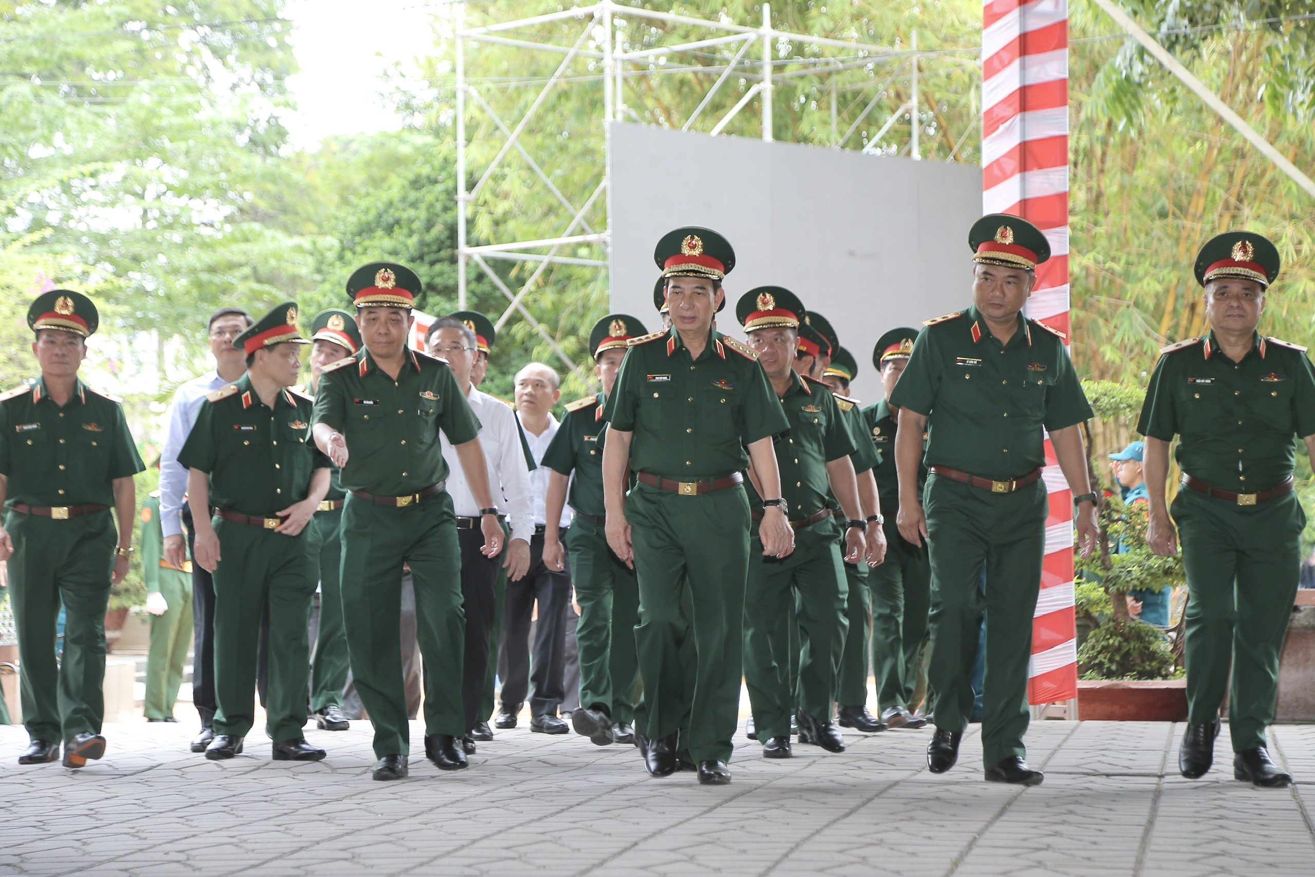 Đại tướng Phan Văn Giang dâng hương, thăm lực lượng tìm kiếm hài cốt liệt sĩ - Ảnh 1.