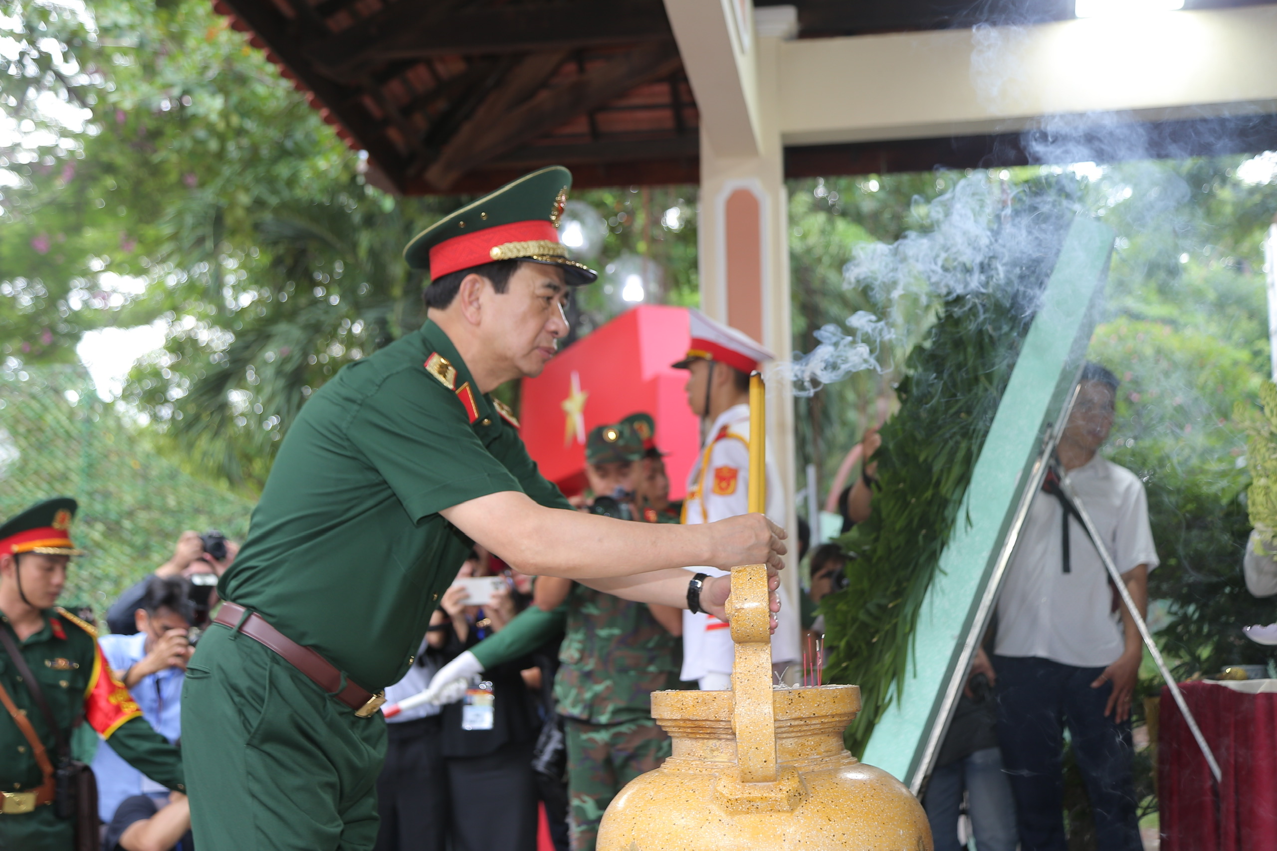 Đại tướng Phan Văn Giang dâng hương, thăm lực lượng tìm kiếm hài cốt liệt sĩ - Ảnh 6.