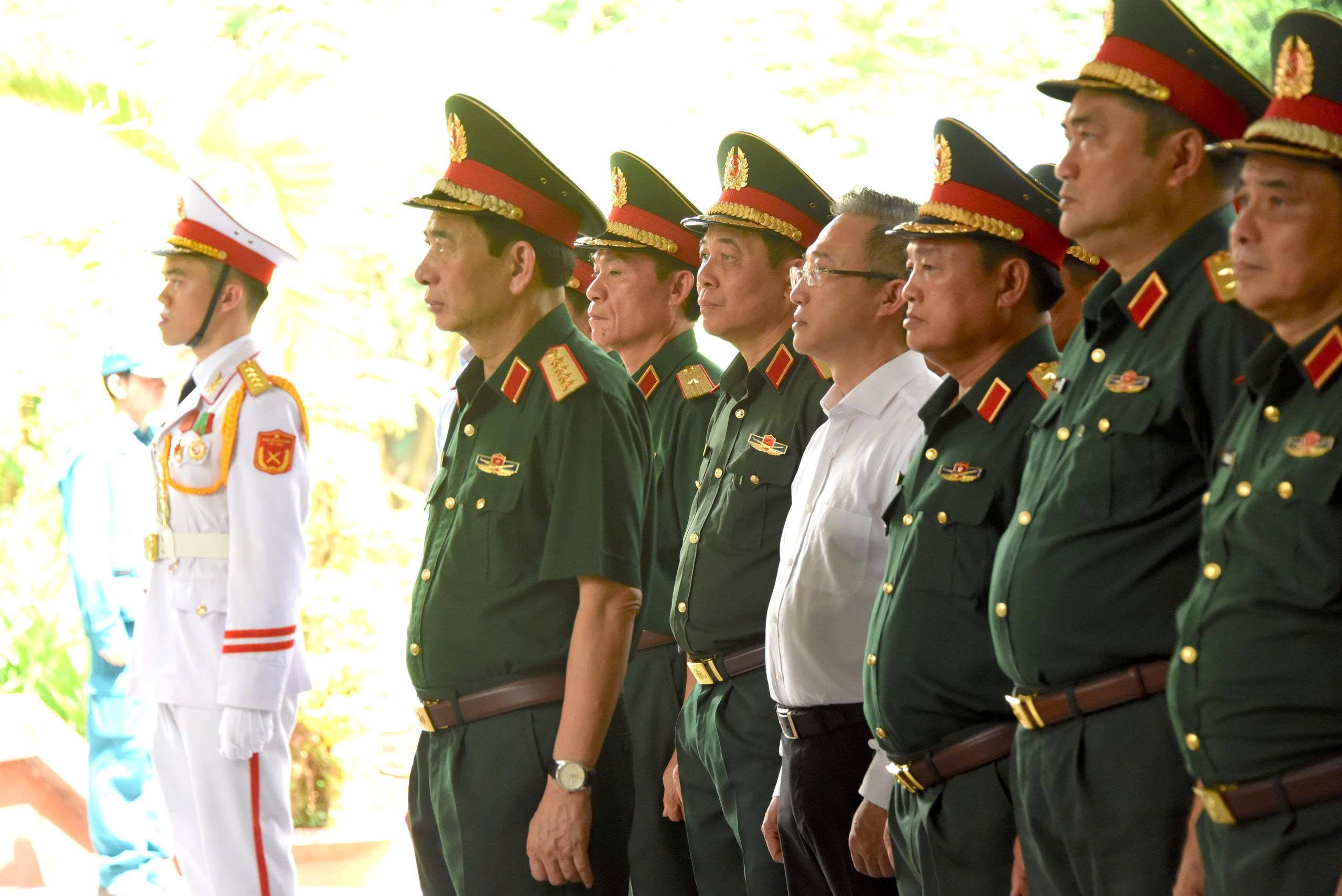 Đại tướng Phan Văn Giang dâng hương, thăm lực lượng tìm kiếm hài cốt liệt sĩ - Ảnh 2.