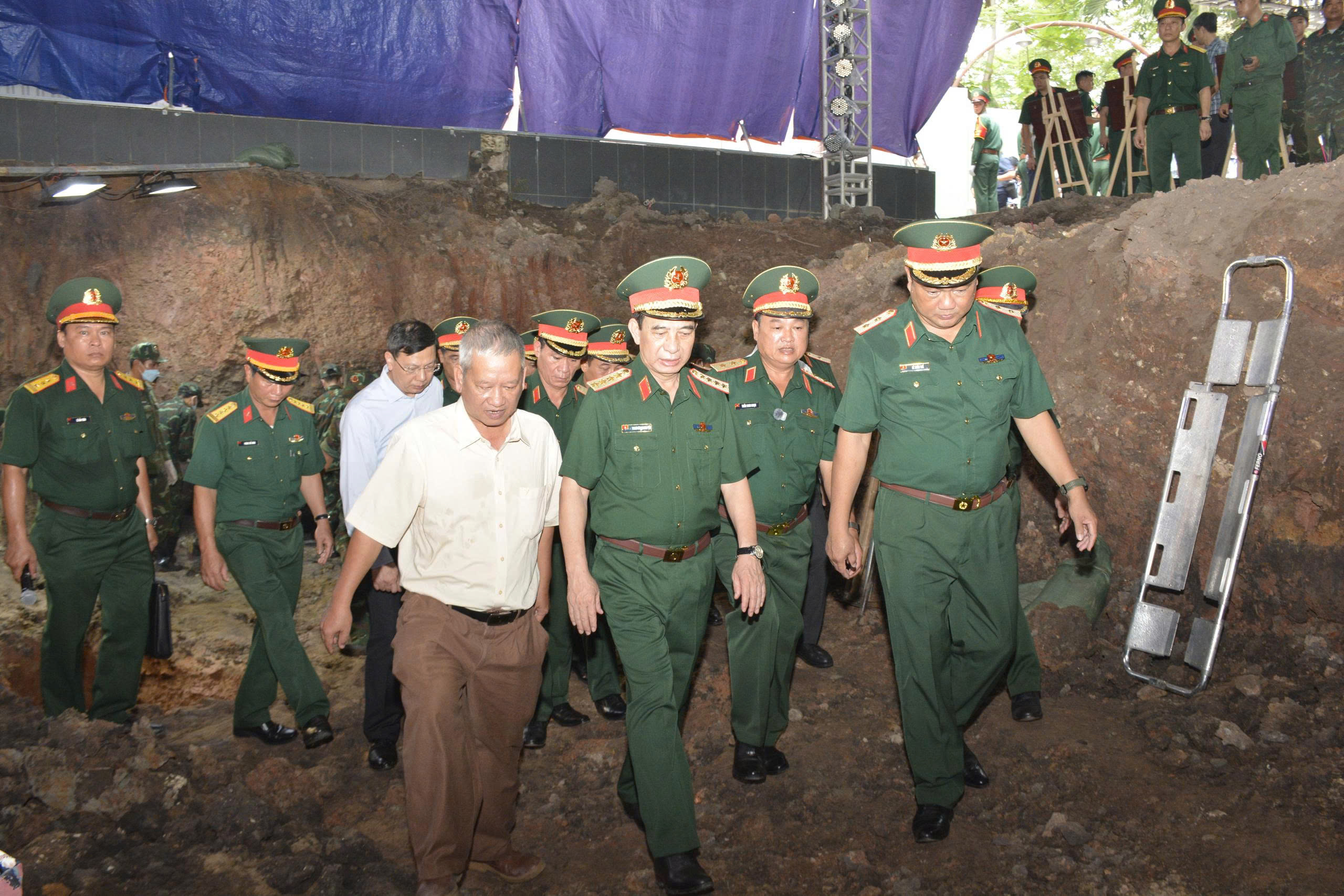 Đại tướng Phan Văn Giang dâng hương, thăm lực lượng tìm kiếm hài cốt liệt sĩ - Ảnh 8.