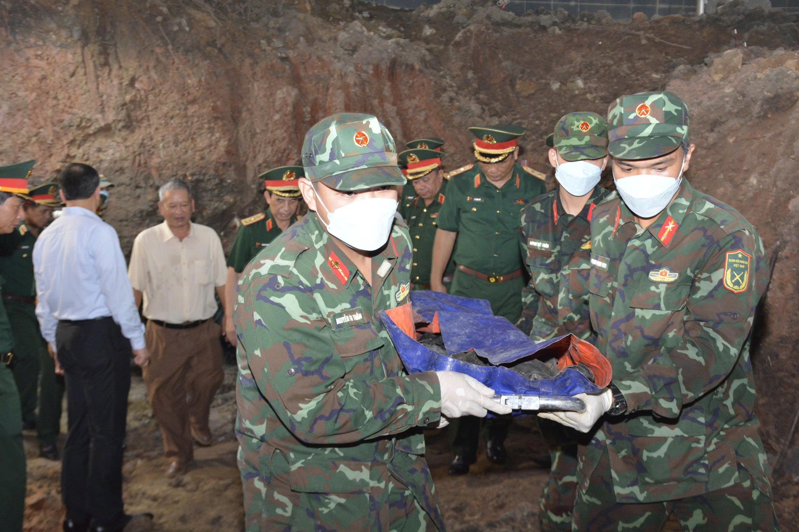 Đại tướng Phan Văn Giang dâng hương, thăm lực lượng tìm kiếm hài cốt liệt sĩ - Ảnh 9.