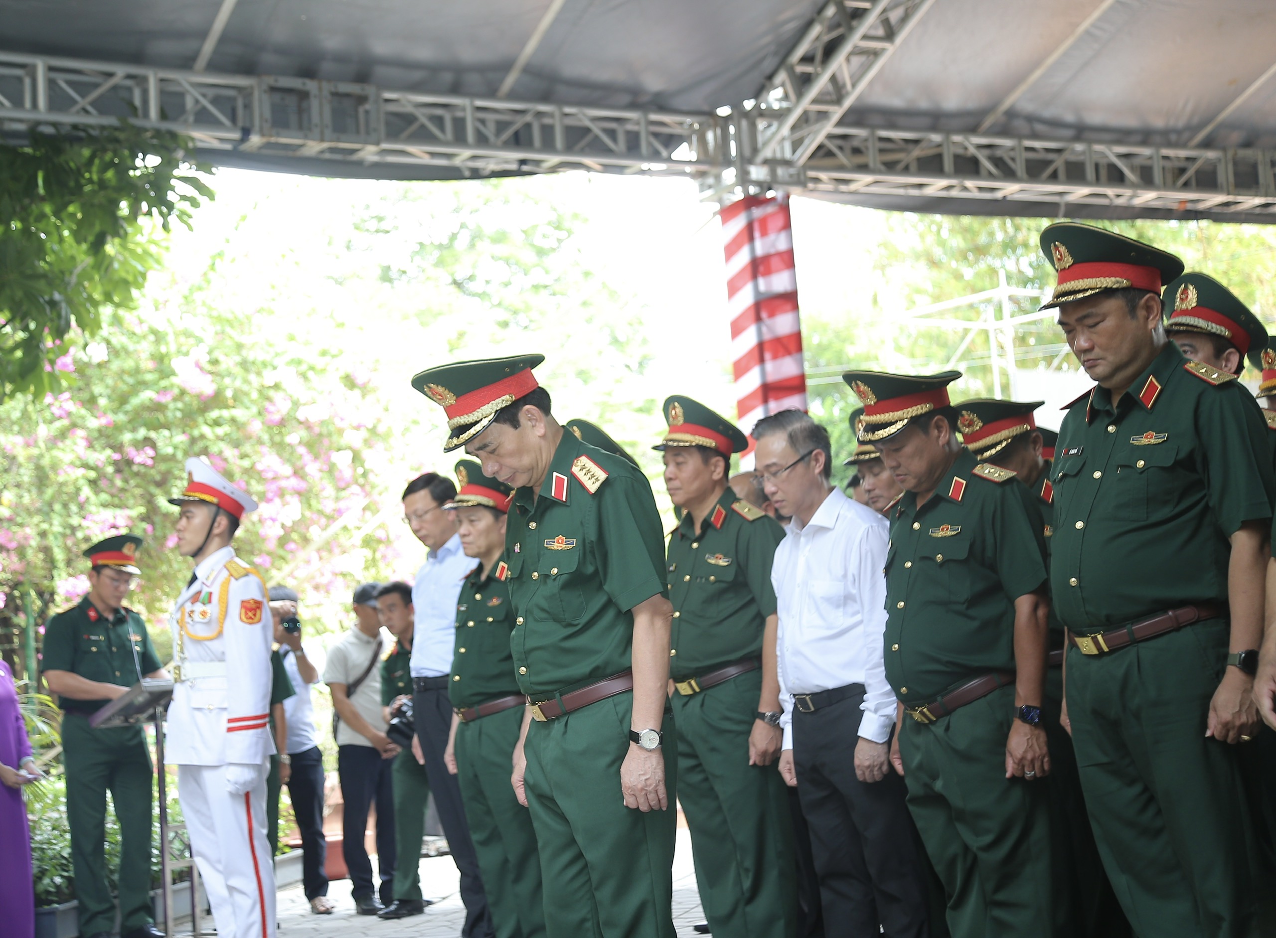 Đại tướng Phan Văn Giang dâng hương, thăm lực lượng tìm kiếm hài cốt liệt sĩ - Ảnh 5.