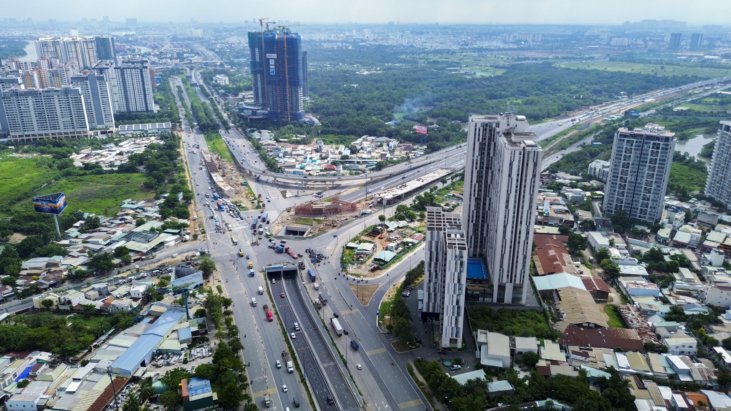 Tiếp tục lùi tiến độ đến quý III/2027, dự án nút giao An Phú hiện thi công ra sao? - Ảnh 1.