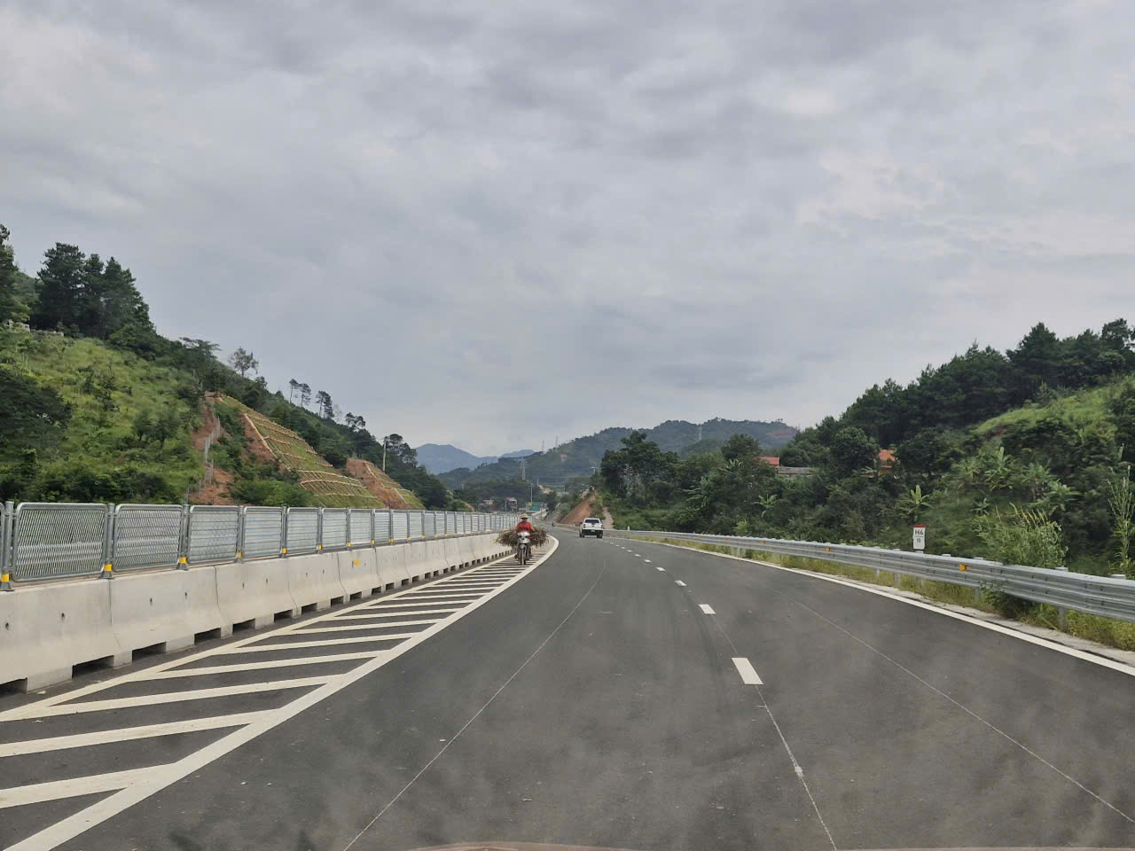 Bổ sung khối lượng nhưng kh&ocirc;ng gi&atilde;n tiến độ ho&agrave;n th&agrave;nh cao tốc Hữu Nghị - Chi Lăng - Ảnh 4.