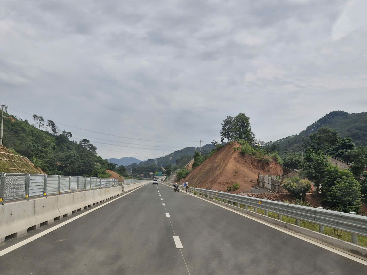 Bổ sung khối lượng nhưng kh&ocirc;ng gi&atilde;n tiến độ ho&agrave;n th&agrave;nh cao tốc Hữu Nghị - Chi Lăng - Ảnh 3.