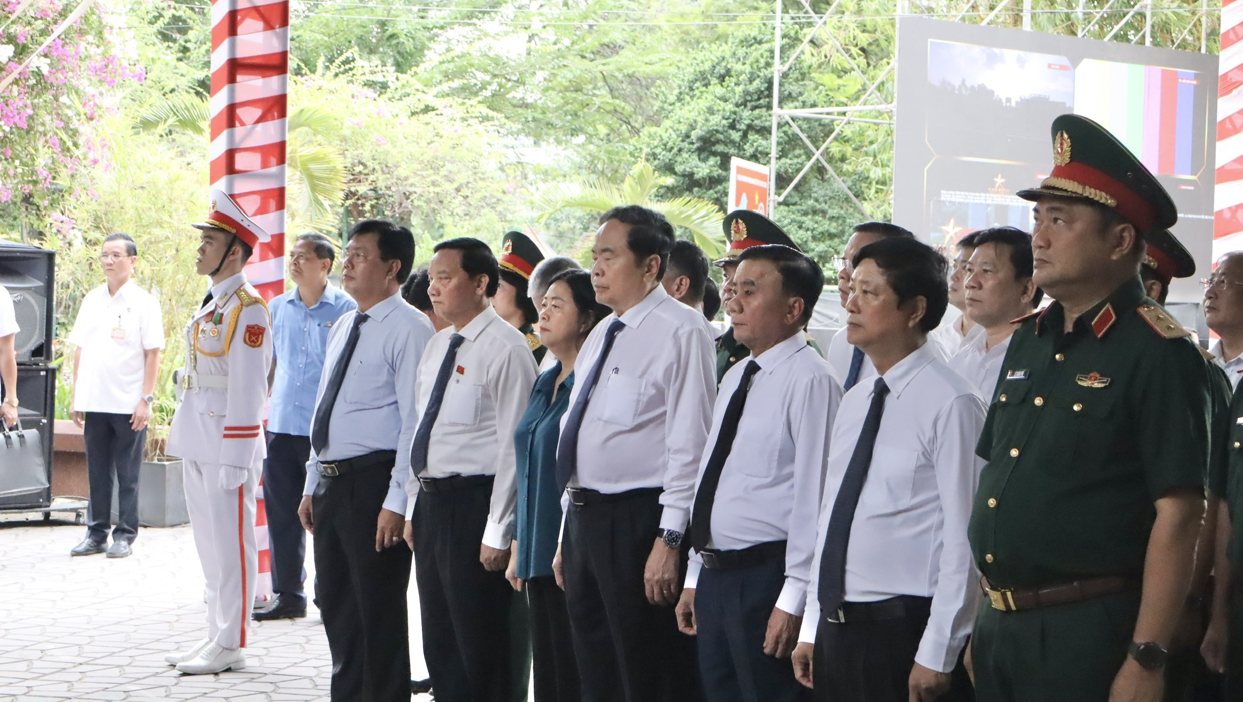 L&atilde;nh đạo Đảng, Nh&agrave; nước d&acirc;ng hương tri &acirc;n c&aacute;c Anh h&ugrave;ng liệt sĩ tại C&ocirc;ng vi&ecirc;n L&ecirc; Thị Ri&ecirc;ng - Ảnh 1.