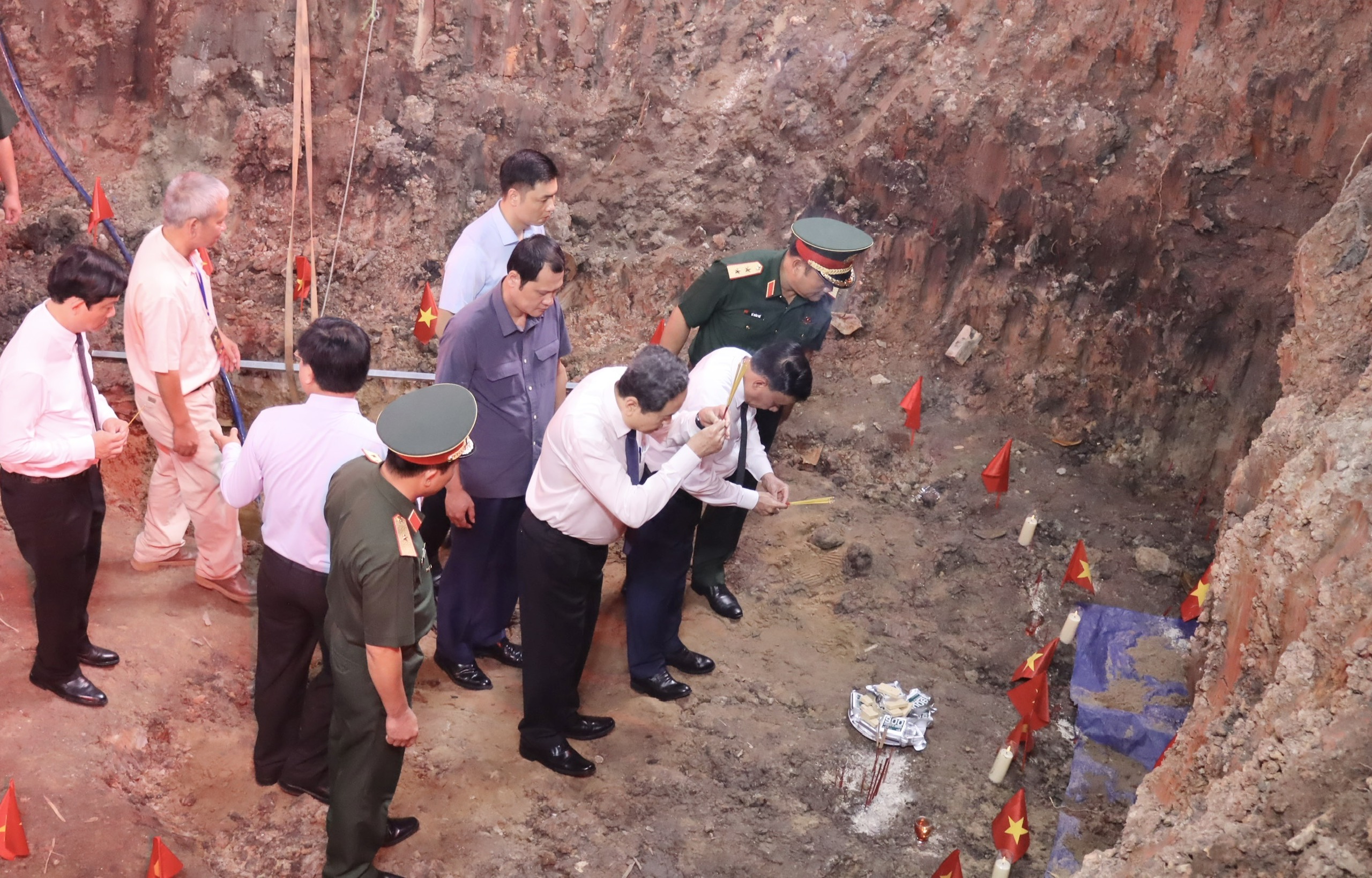 L&atilde;nh đạo Đảng, Nh&agrave; nước d&acirc;ng hương tri &acirc;n c&aacute;c Anh h&ugrave;ng liệt sĩ tại C&ocirc;ng vi&ecirc;n L&ecirc; Thị Ri&ecirc;ng - Ảnh 3.
