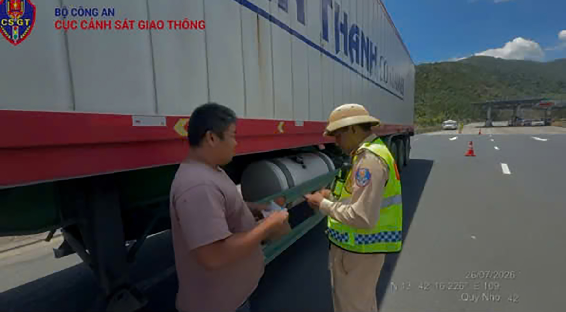 Xử l&yacute; t&agrave;i xế xe đầu k&eacute;o l&aacute;i qu&aacute; 4 giờ li&ecirc;n tục tr&ecirc;n cao tốc Nha Trang - Cam L&acirc;m  - Ảnh 1.