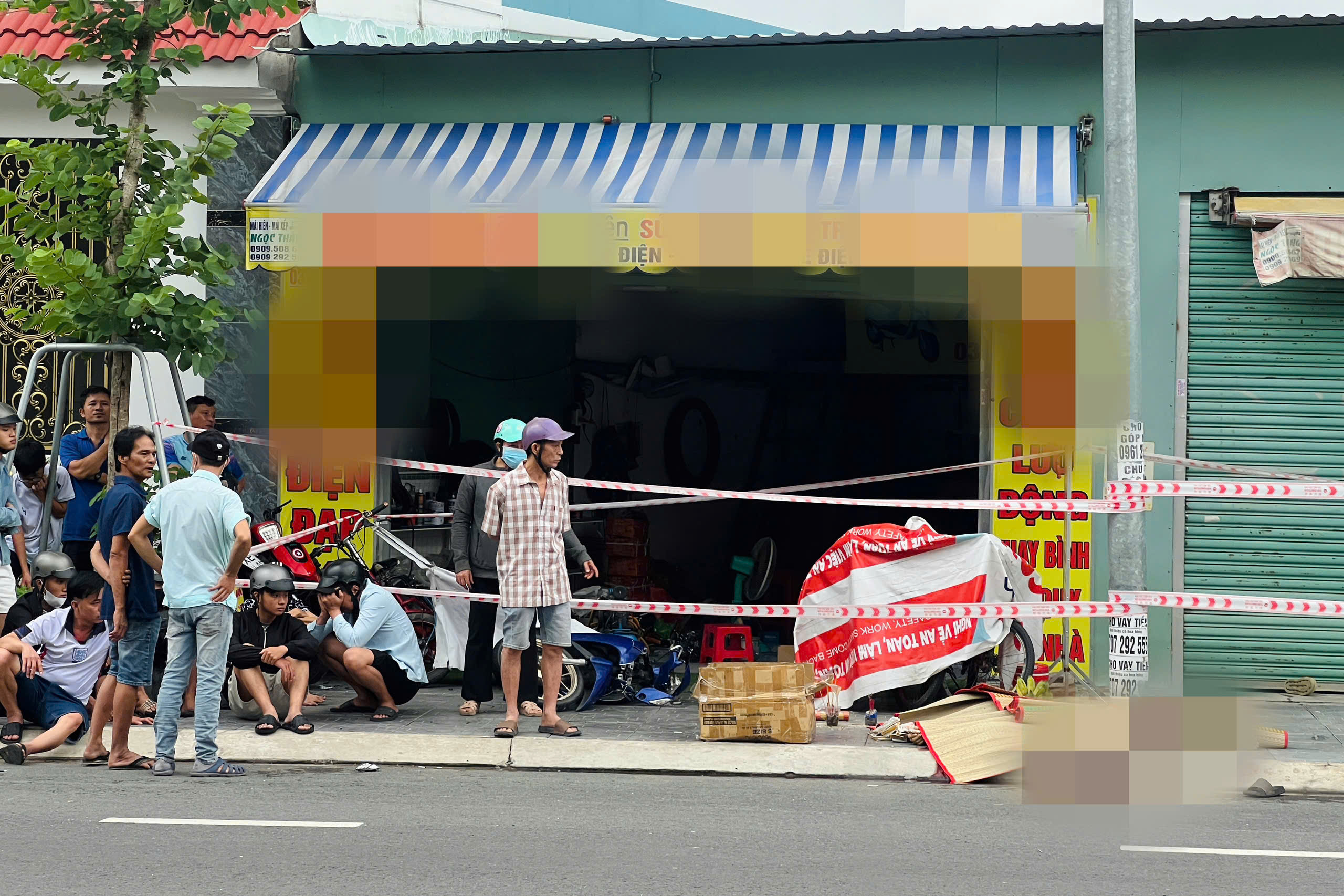 TP.HCM: Xe m&aacute;y lao l&ecirc;n vỉa h&egrave; t&ocirc;ng cột đ&egrave;n, cha tử vong, con g&aacute;i nhỏ nguy kịch - Ảnh 1.