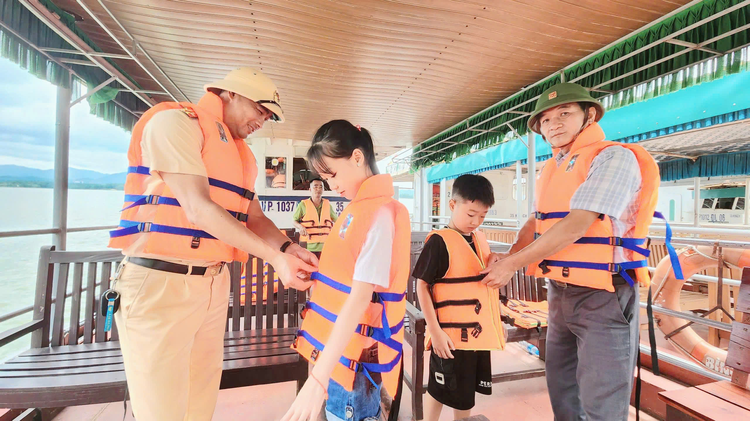Ph&uacute; Thọ: Chuyển biến từ &yacute; thức người d&acirc;n trong bảo đảm an to&agrave;n giao th&ocirc;ng đường thủy - Ảnh 3.
