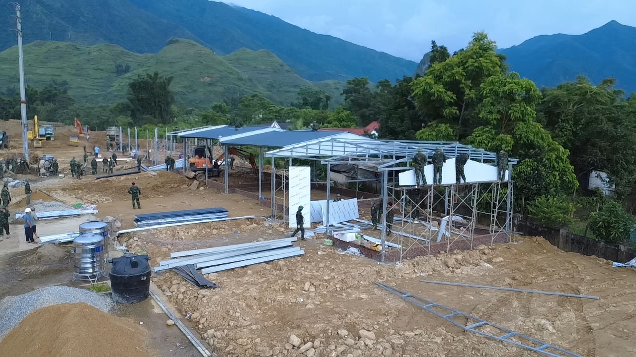 Lai Ch&acirc;u hỗ trợ người d&acirc;n t&aacute;i định cư sau lũ qu&eacute;t năm 2023 - Ảnh 3.