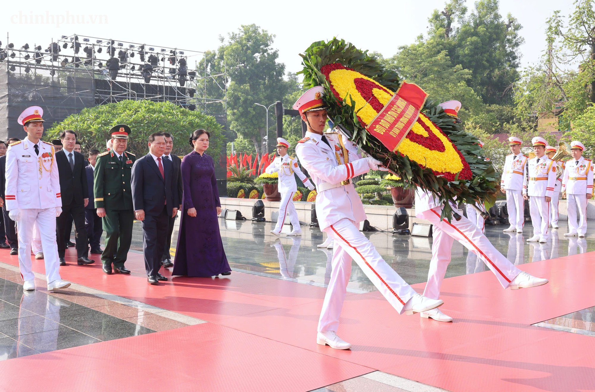 L&atilde;nh đạo Đảng, Nh&agrave; nước tưởng niệm c&aacute;c Anh h&ugrave;ng liệt sĩ v&agrave; viếng Chủ tịch Hồ Ch&iacute; Minh - Ảnh 3.