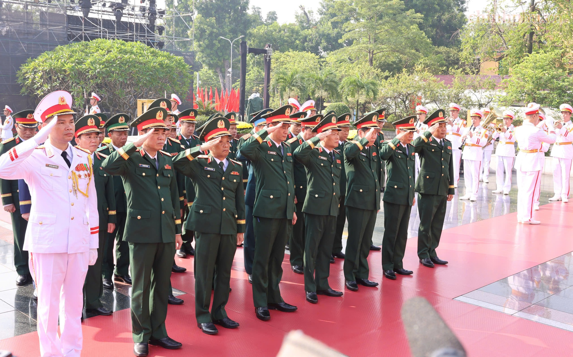 L&atilde;nh đạo Đảng, Nh&agrave; nước tưởng niệm c&aacute;c Anh h&ugrave;ng liệt sĩ v&agrave; viếng Chủ tịch Hồ Ch&iacute; Minh - Ảnh 4.