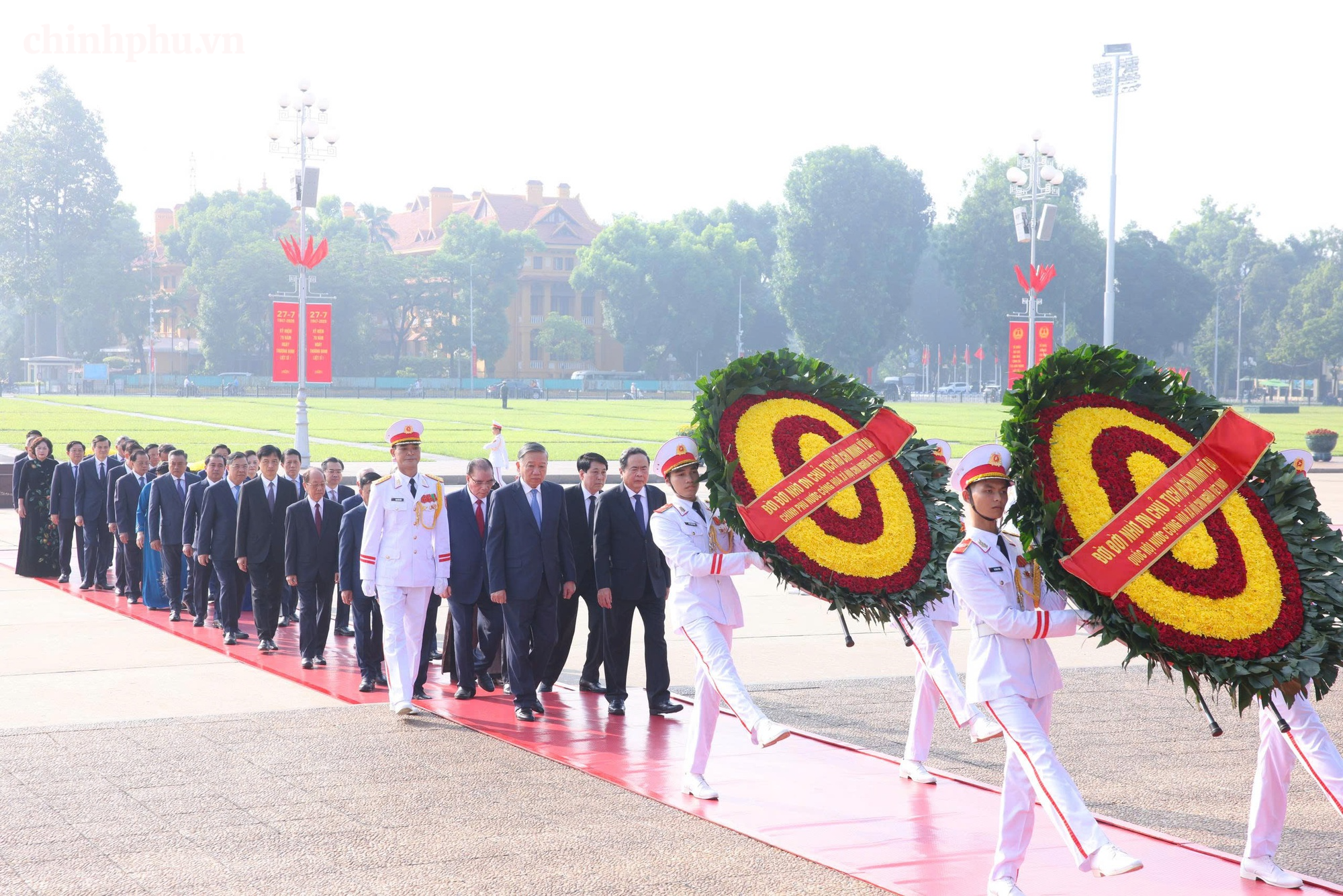 L&atilde;nh đạo Đảng, Nh&agrave; nước tưởng niệm c&aacute;c Anh h&ugrave;ng liệt sĩ v&agrave; viếng Chủ tịch Hồ Ch&iacute; Minh - Ảnh 6.