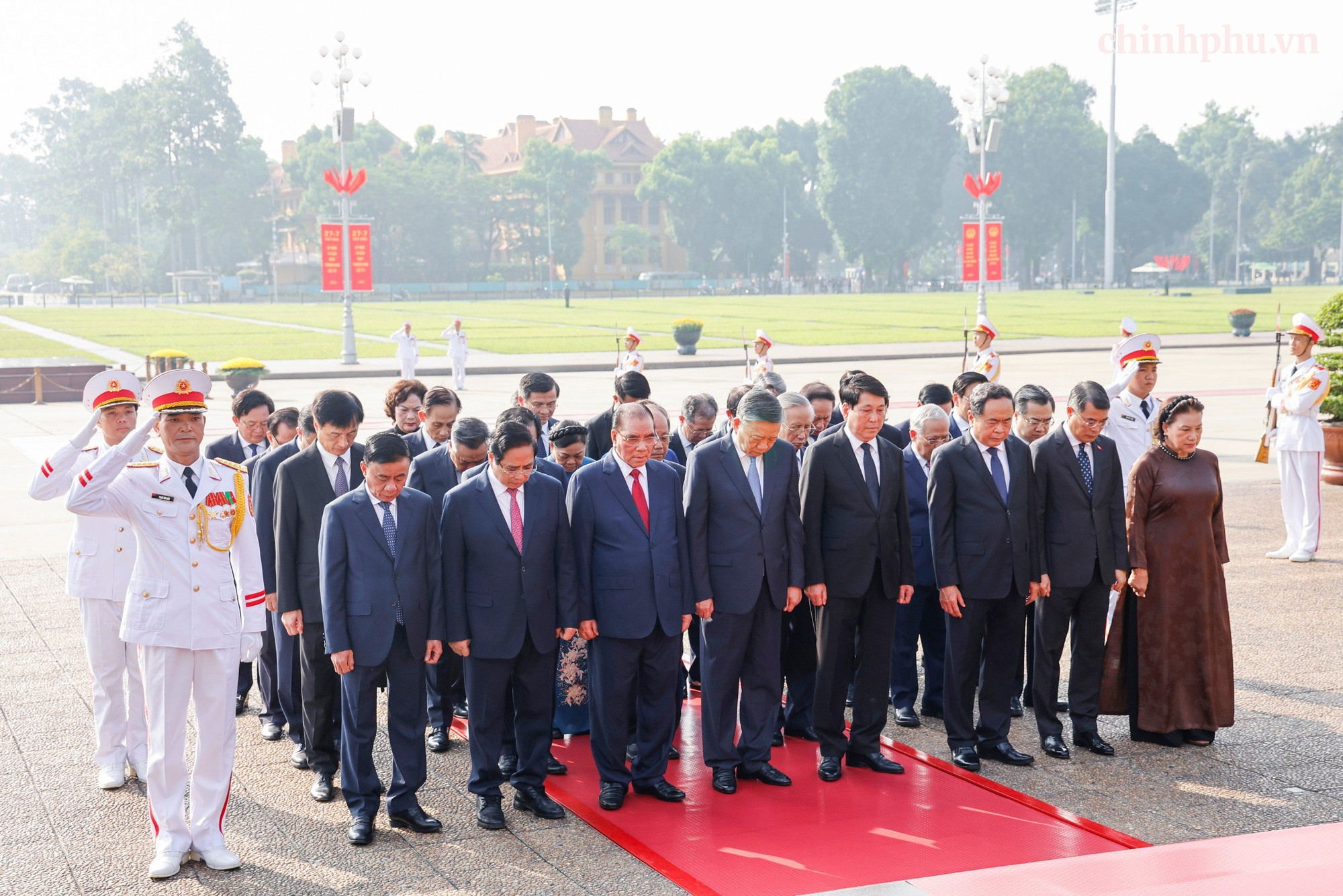 L&atilde;nh đạo Đảng, Nh&agrave; nước tưởng niệm c&aacute;c Anh h&ugrave;ng liệt sĩ v&agrave; viếng Chủ tịch Hồ Ch&iacute; Minh - Ảnh 7.