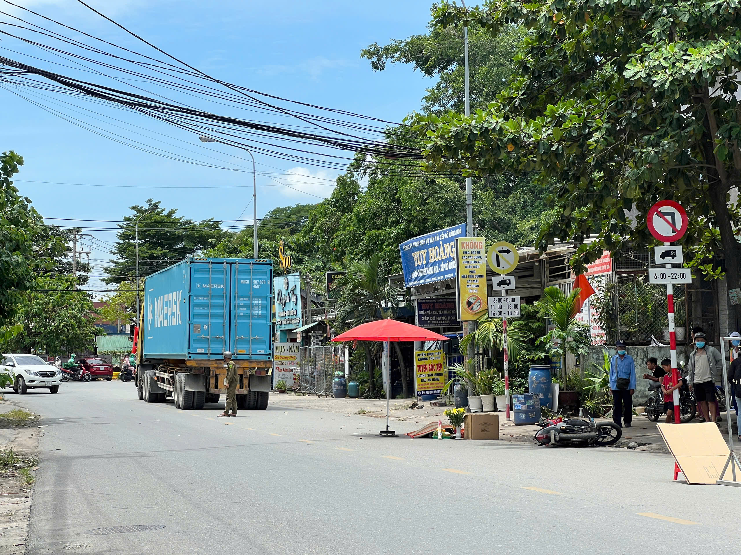 TP.HCM: Xe m&aacute;y trượt ng&atilde;, nam thanh ni&ecirc;n bị xe đầu k&eacute;o c&aacute;n tử vong thương t&acirc;m - Ảnh 1.