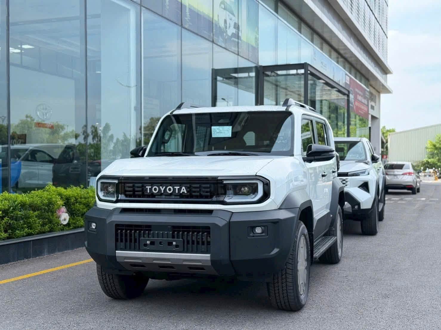 Gi&aacute; xe Land Cruiser FJ 2026 chưa tới 1 , 2 tỷ đồng , giao xe ngay th&aacute;ng 7 - Ảnh 1.