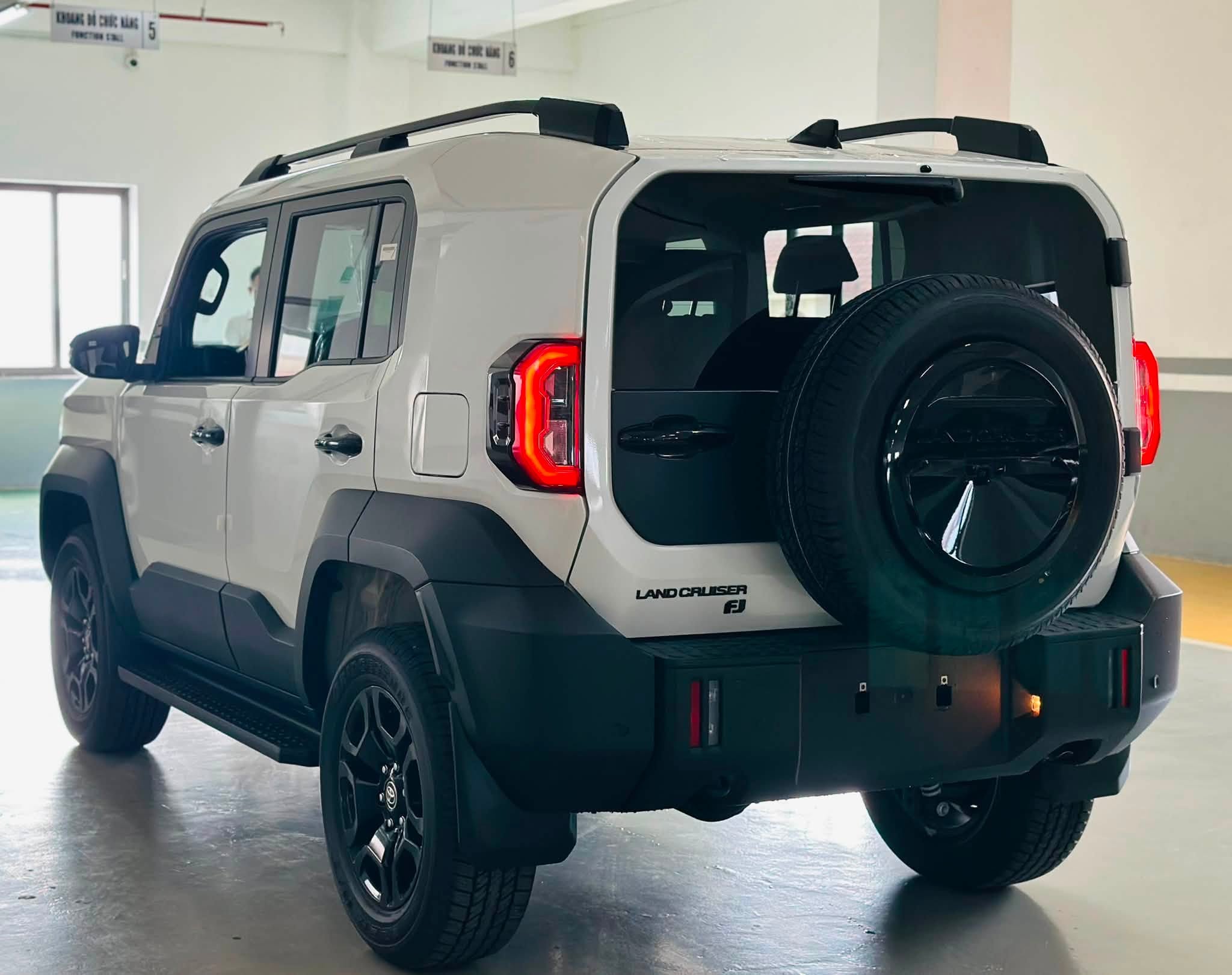Gi&aacute; xe Land Cruiser FJ 2026 chưa tới 1 , 2 tỷ đồng , giao xe ngay th&aacute;ng 7 - Ảnh 3.