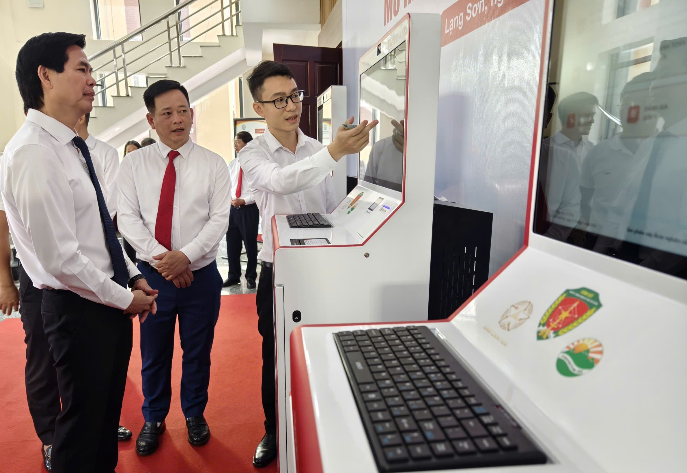 Khai trương m&ocirc; h&igrave;nh trạm dịch vụ c&ocirc;ng số tại Lạng Sơn - Ảnh 4.