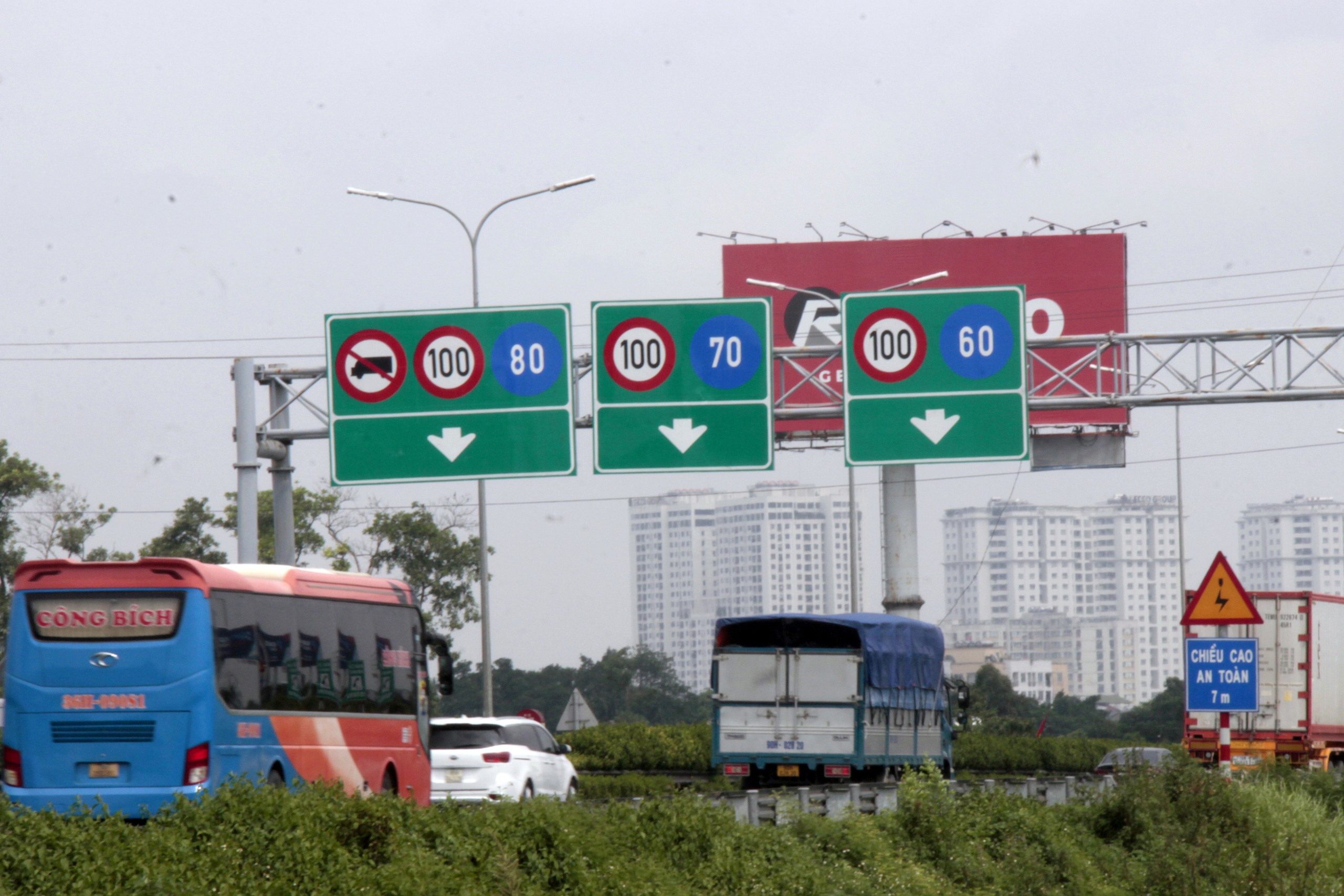 Cục CSGT v&agrave; Cục Đường bộ nghi&ecirc;n cứu bố tr&iacute; l&agrave;n vượt xe tr&ecirc;n đường cao tốc - Ảnh 2.