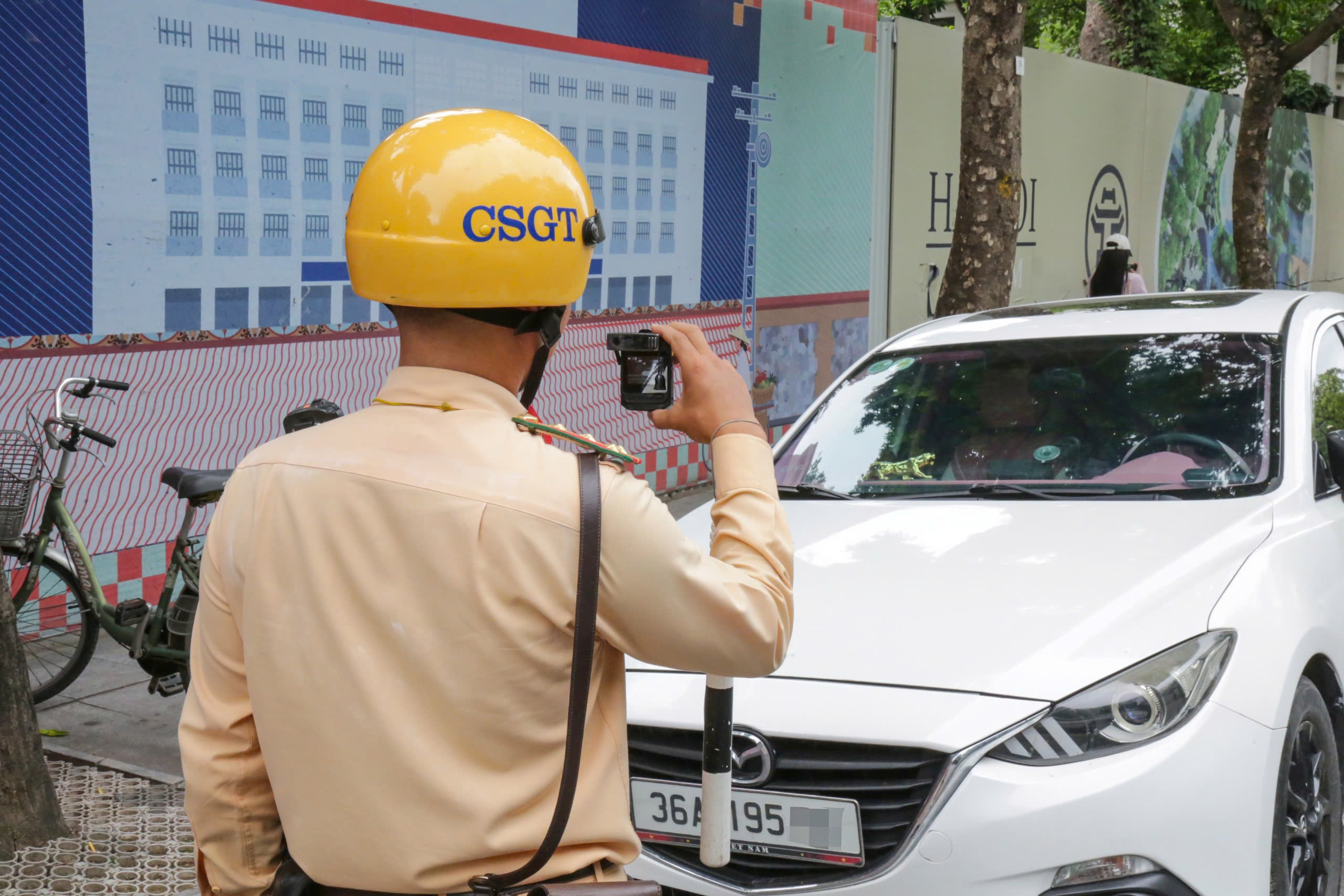 CSGT H&agrave; Nội d&ugrave;ng camera tuần tra ghi h&igrave;nh, xử l&yacute; loạt xe Limousine vi phạm - Ảnh 4.