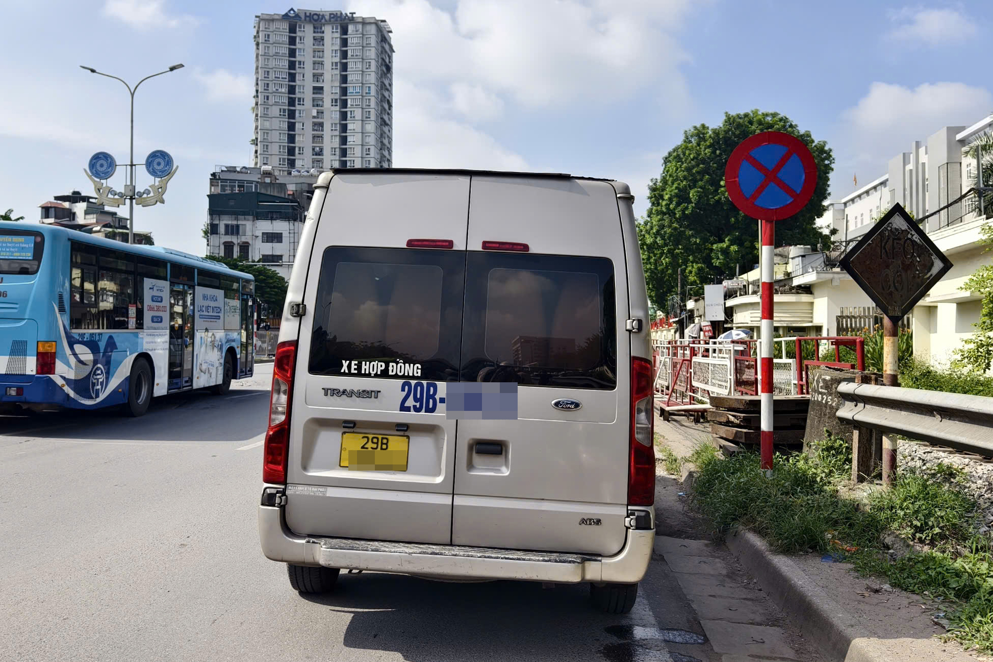 CSGT H&agrave; Nội d&ugrave;ng camera tuần tra ghi h&igrave;nh, xử l&yacute; loạt xe Limousine vi phạm - Ảnh 2.