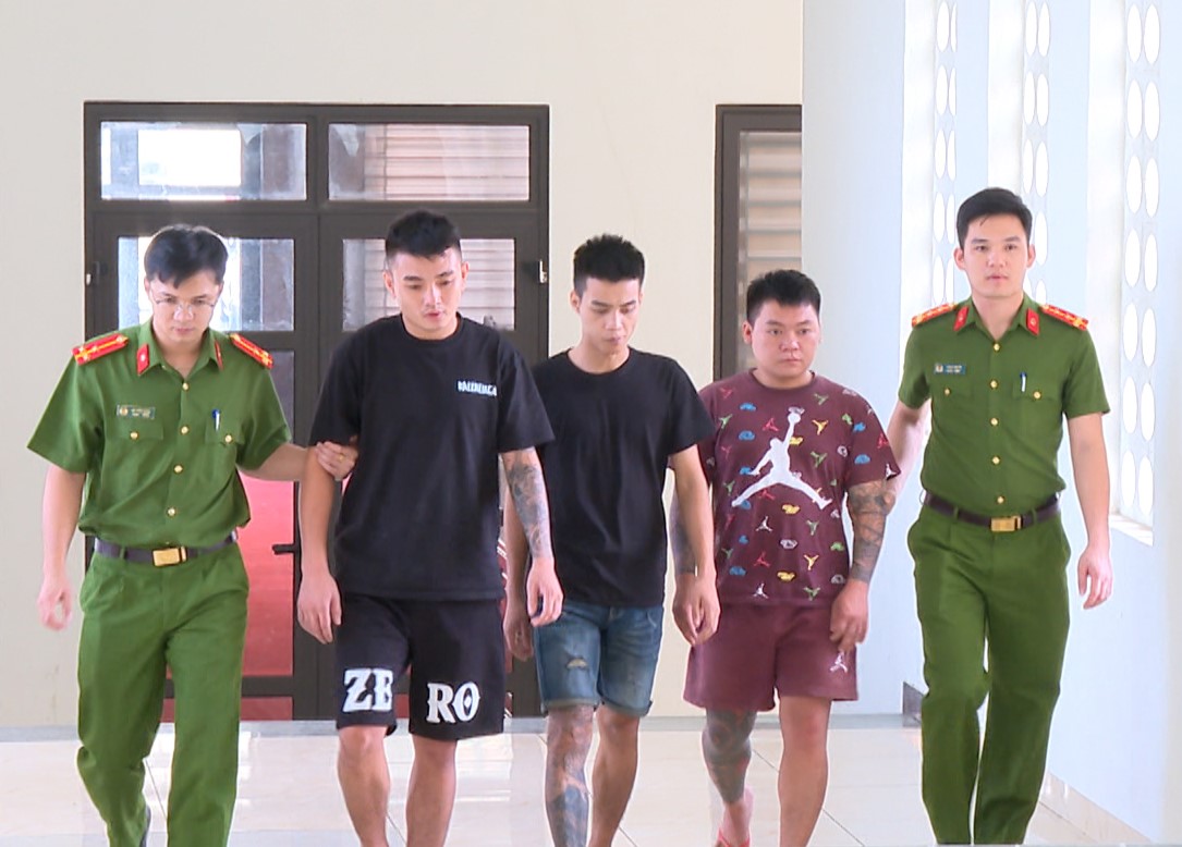 Nh&oacute;m đối tượng lấy cớ quệt xe để &eacute;p người đi đường giao tiền - Ảnh 1.