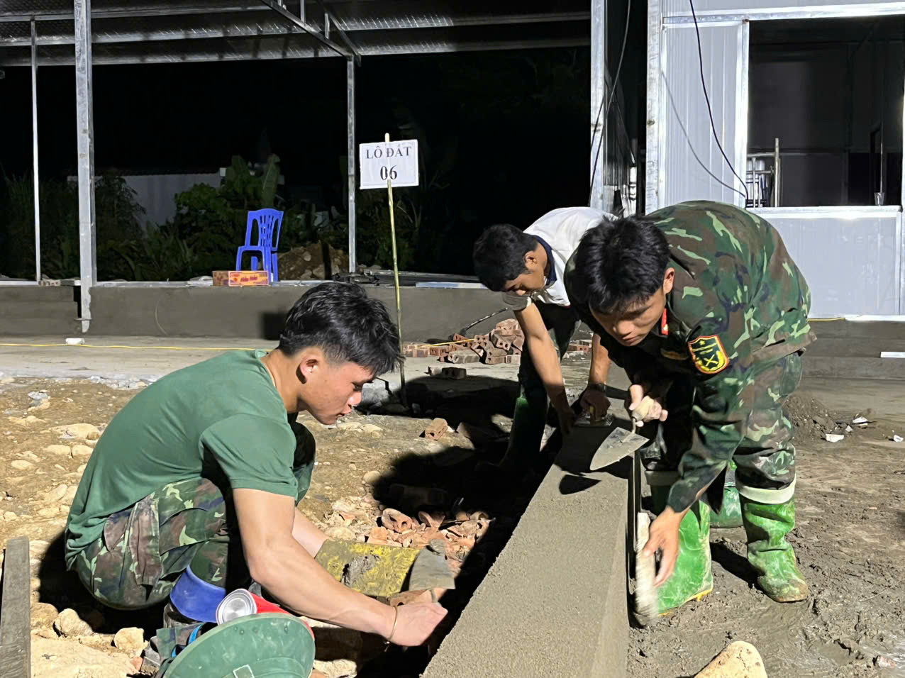 Xuy&ecirc;n đ&ecirc;m dựng m&aacute;i ấm cho d&acirc;n v&ugrave;ng lũ Mường Than - Ảnh 2.