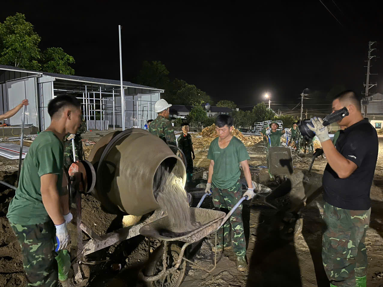 Xuy&ecirc;n đ&ecirc;m dựng m&aacute;i ấm cho d&acirc;n v&ugrave;ng lũ Mường Than - Ảnh 4.