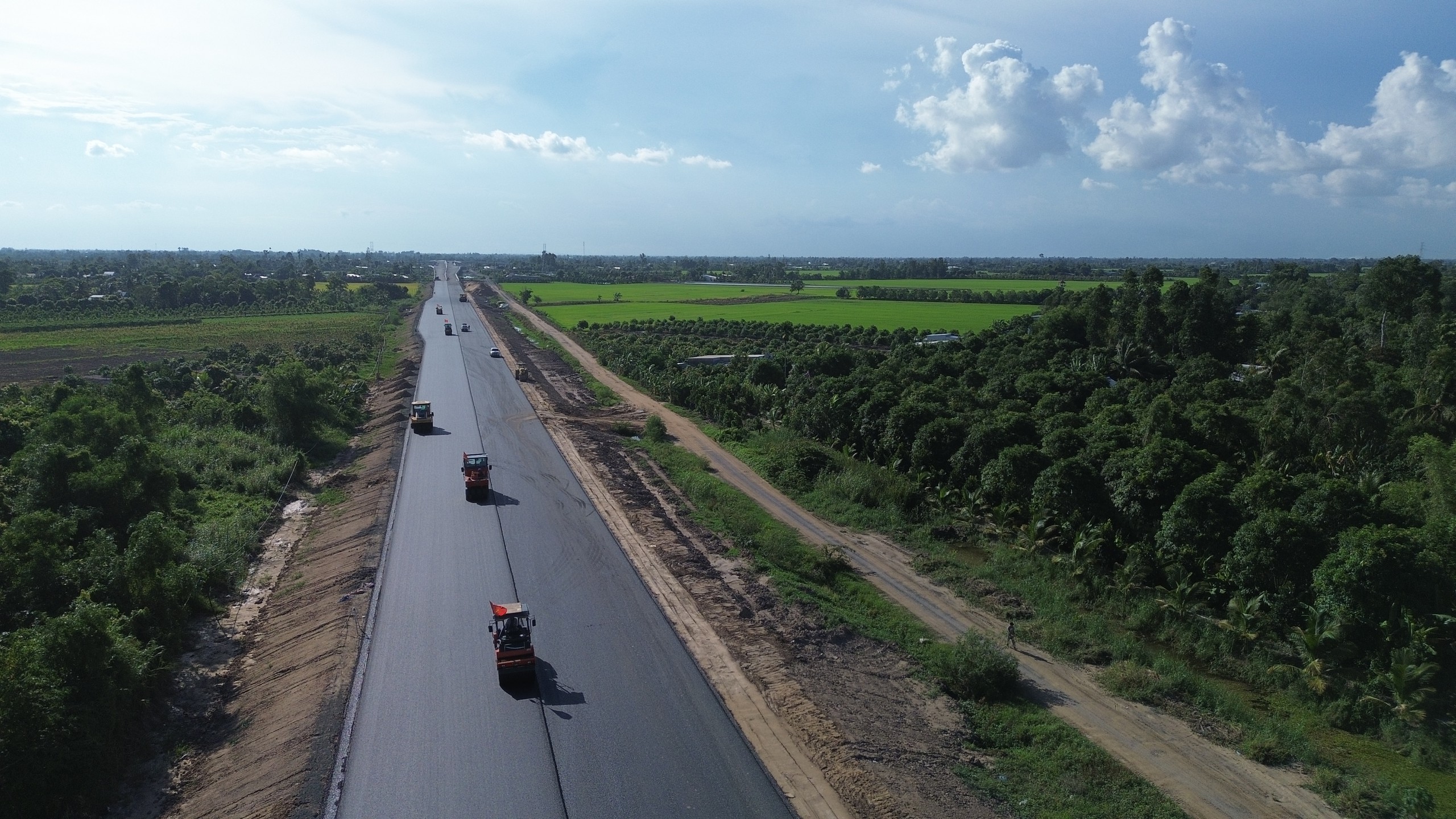 "Canh trời" ng&agrave;y đ&ecirc;m thi c&ocirc;ng cao tốc Cao L&atilde;nh - An Hữu trong m&ugrave;a mưa - Ảnh 11.